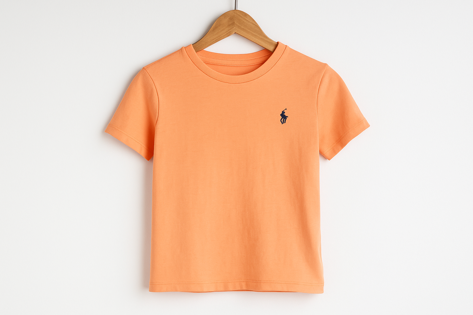 Imagen 2 - Colgada en percha con logo visible