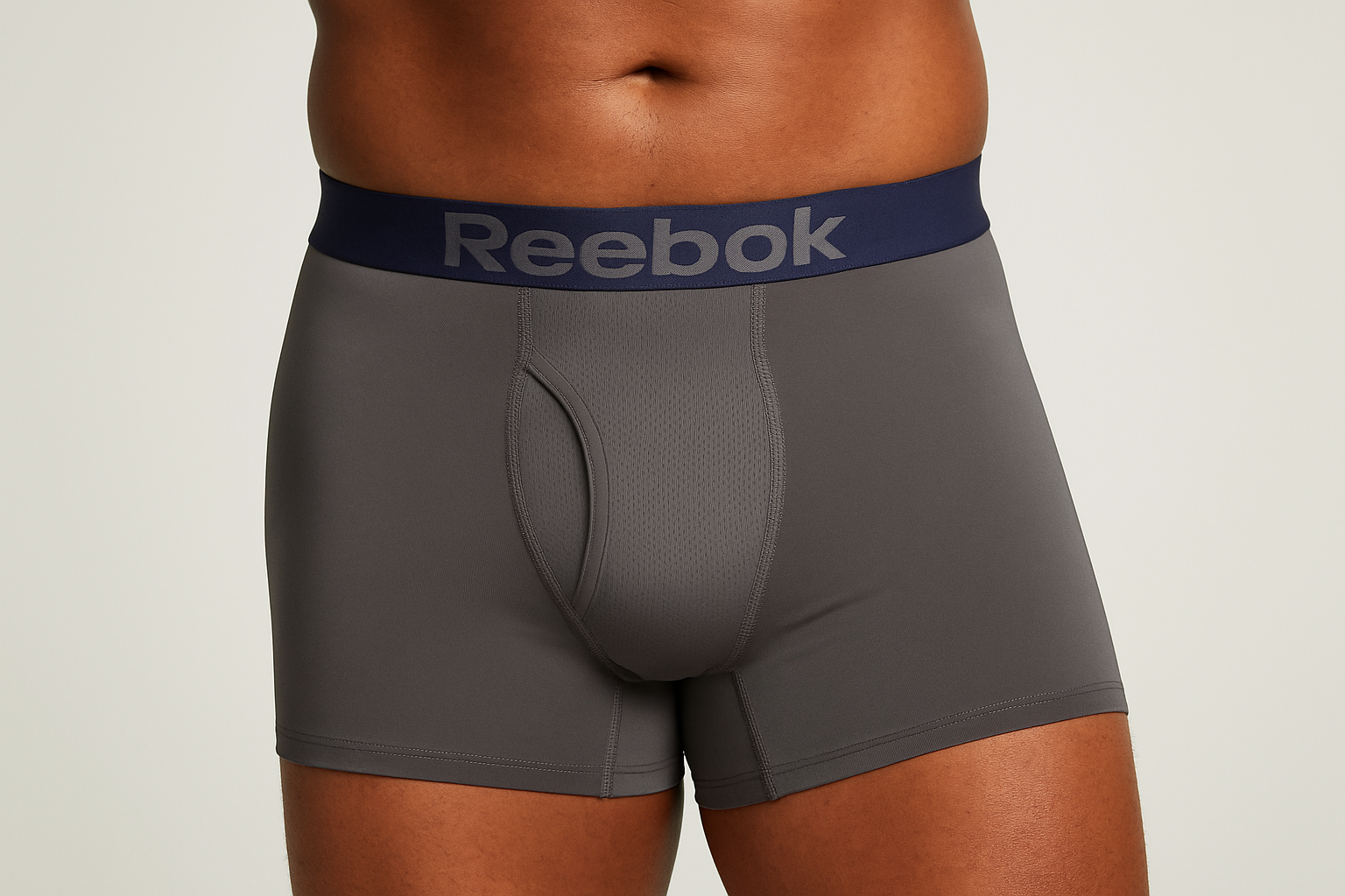 Imagen 2: Modelo XL mostrando ajuste ergonómico de cintura y copa de soporte