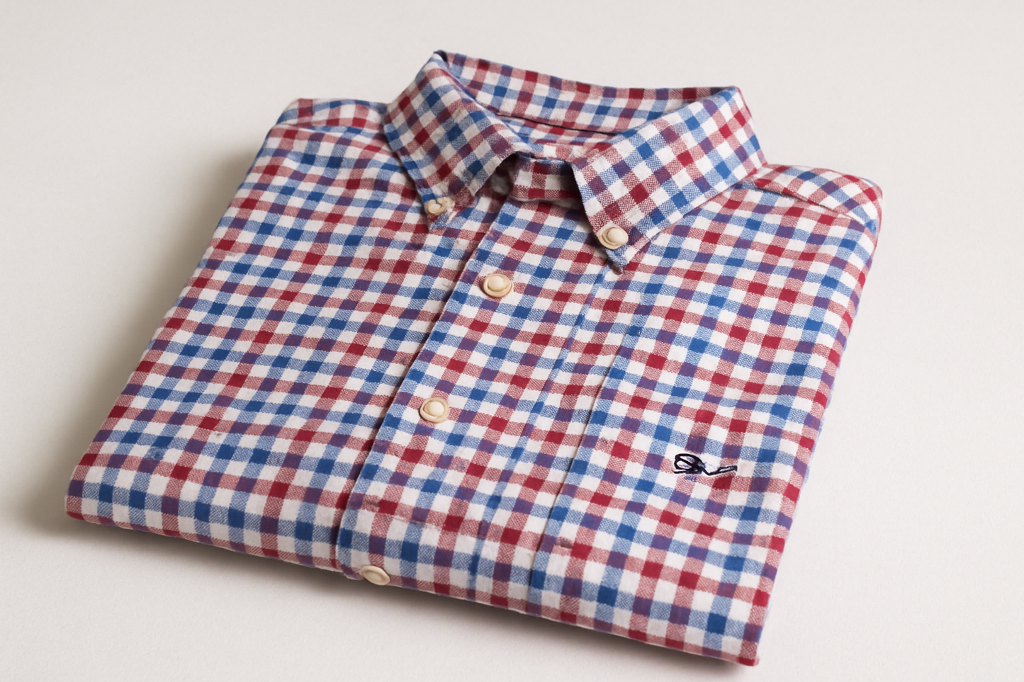 Imagen 3 - Camisa doblada mostrando logo