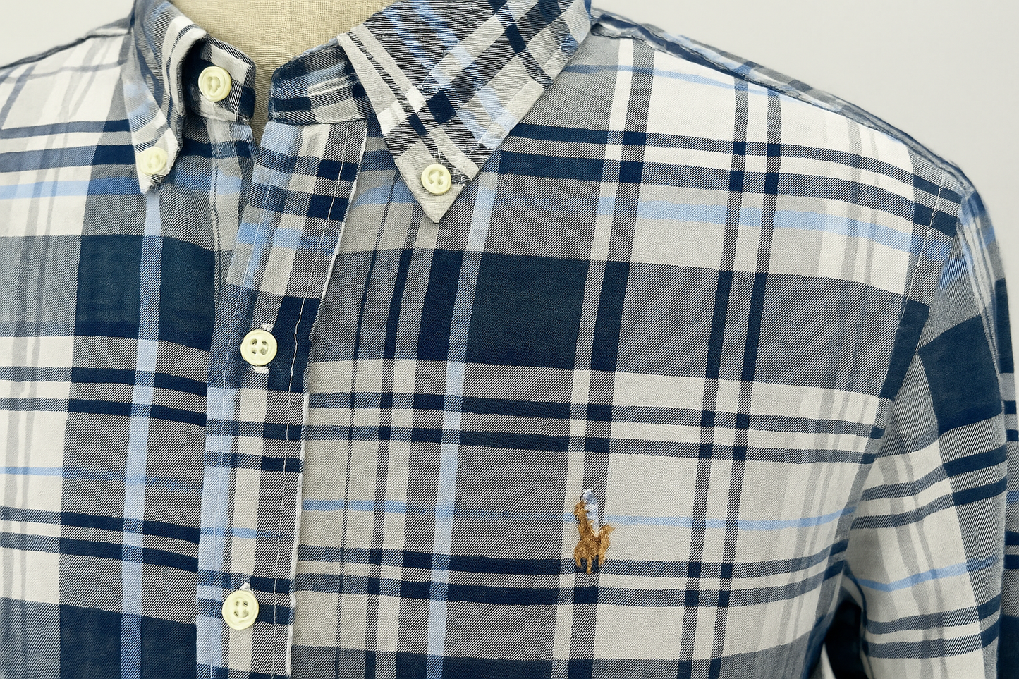 Imagen 4 - Detalle del cuello y logo