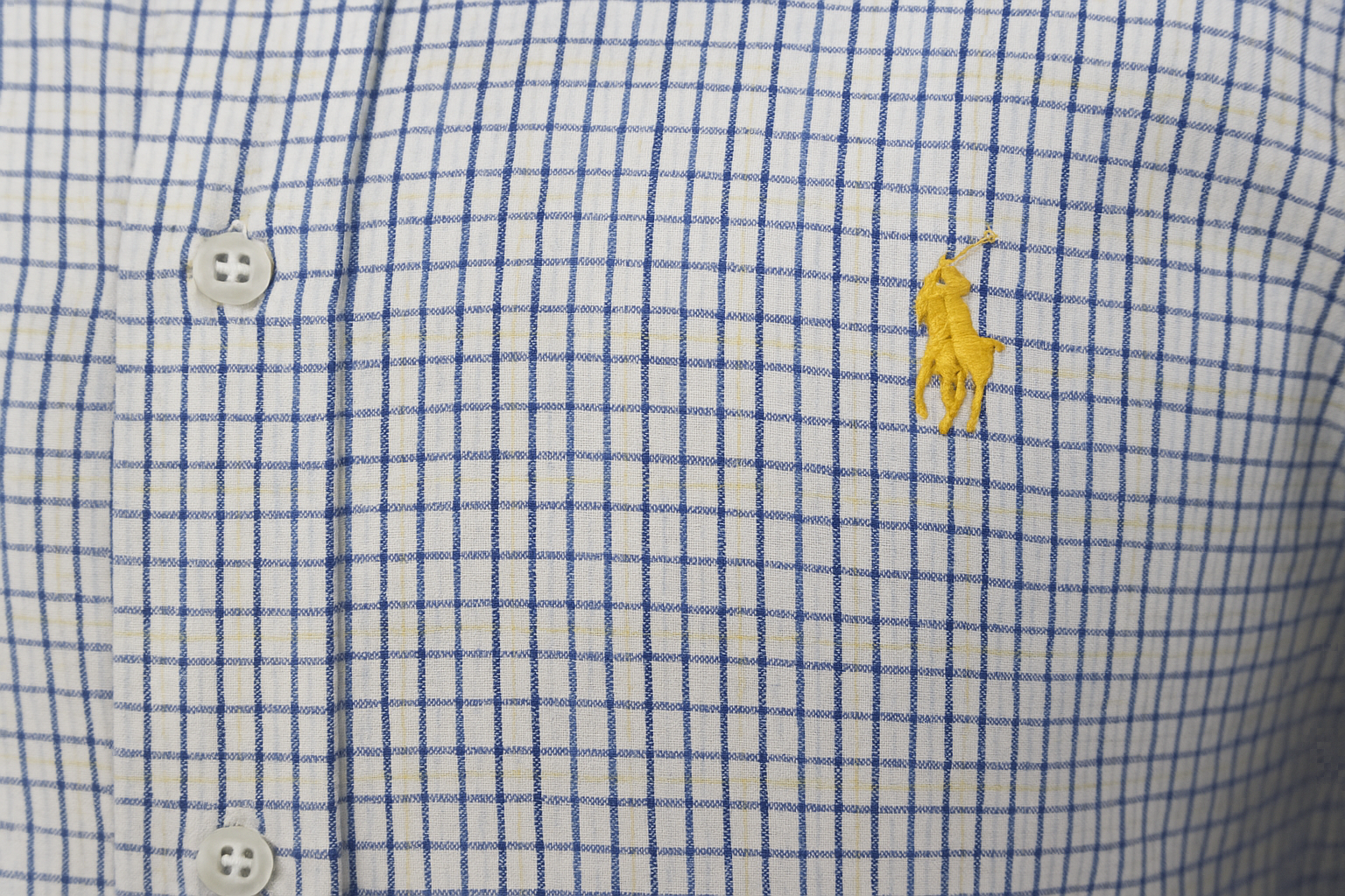 Imagen 4 - Detalle del logo amarillo Polo Ralph Lauren