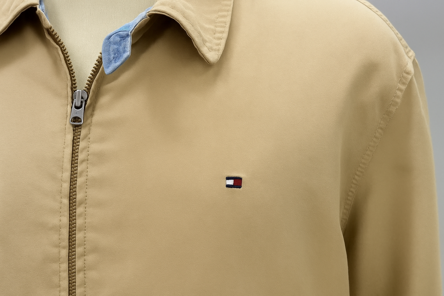 Imagen 4 - Detalle del logo Tommy Hilfiger
