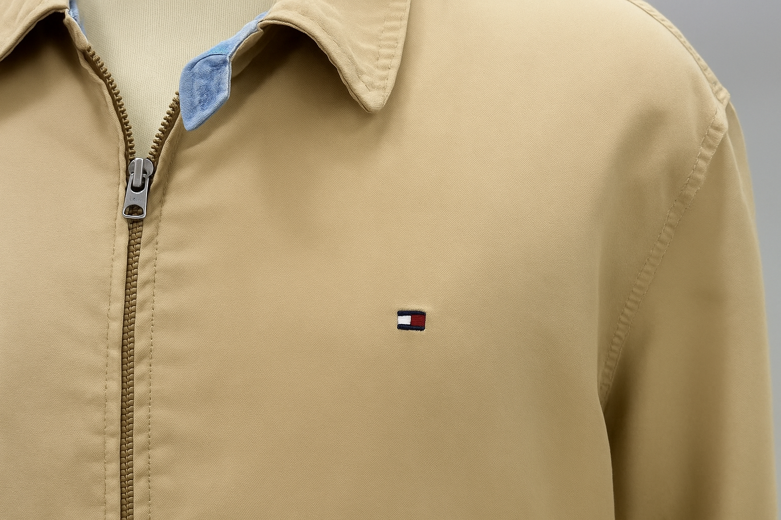 Imagen 4 - Detalle del logo Tommy Hilfiger