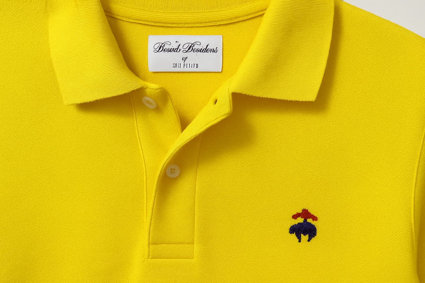 Imagen 4 - Detalle del logo y cuello