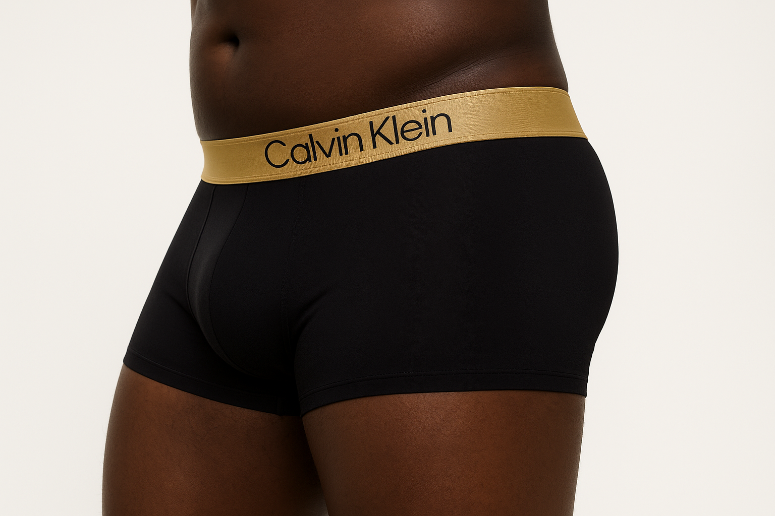 Imagen 4: Modelo XL en ángulo lateral mostrando ergonomía de cintura dorada y copa