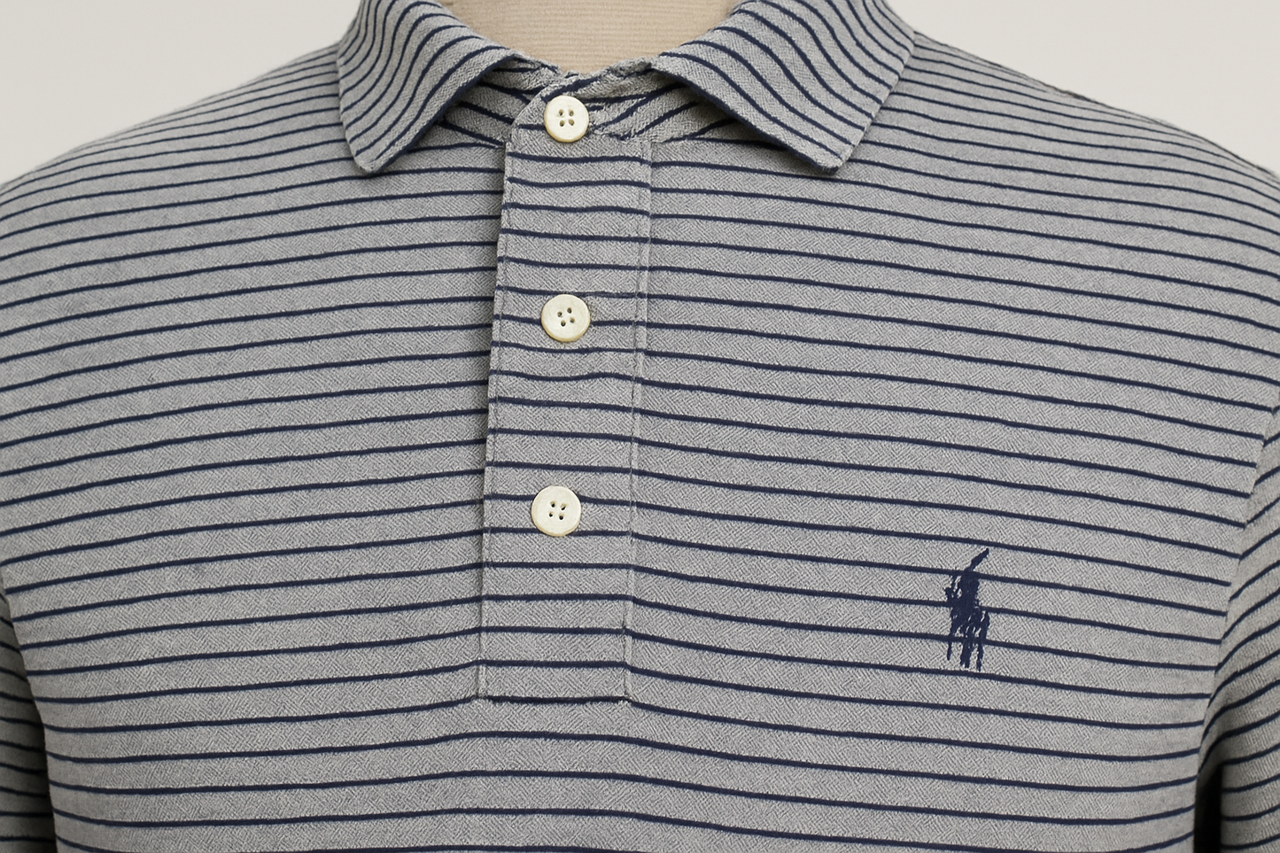 Imagen 5 - Detalle de collar y logo