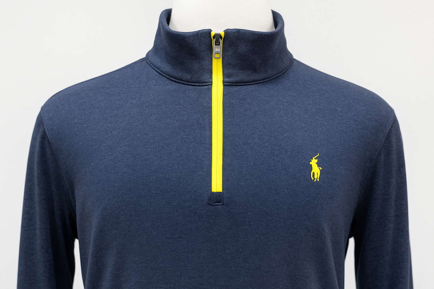 Imagen 5 - Detalle del cuello y logo en maniquí