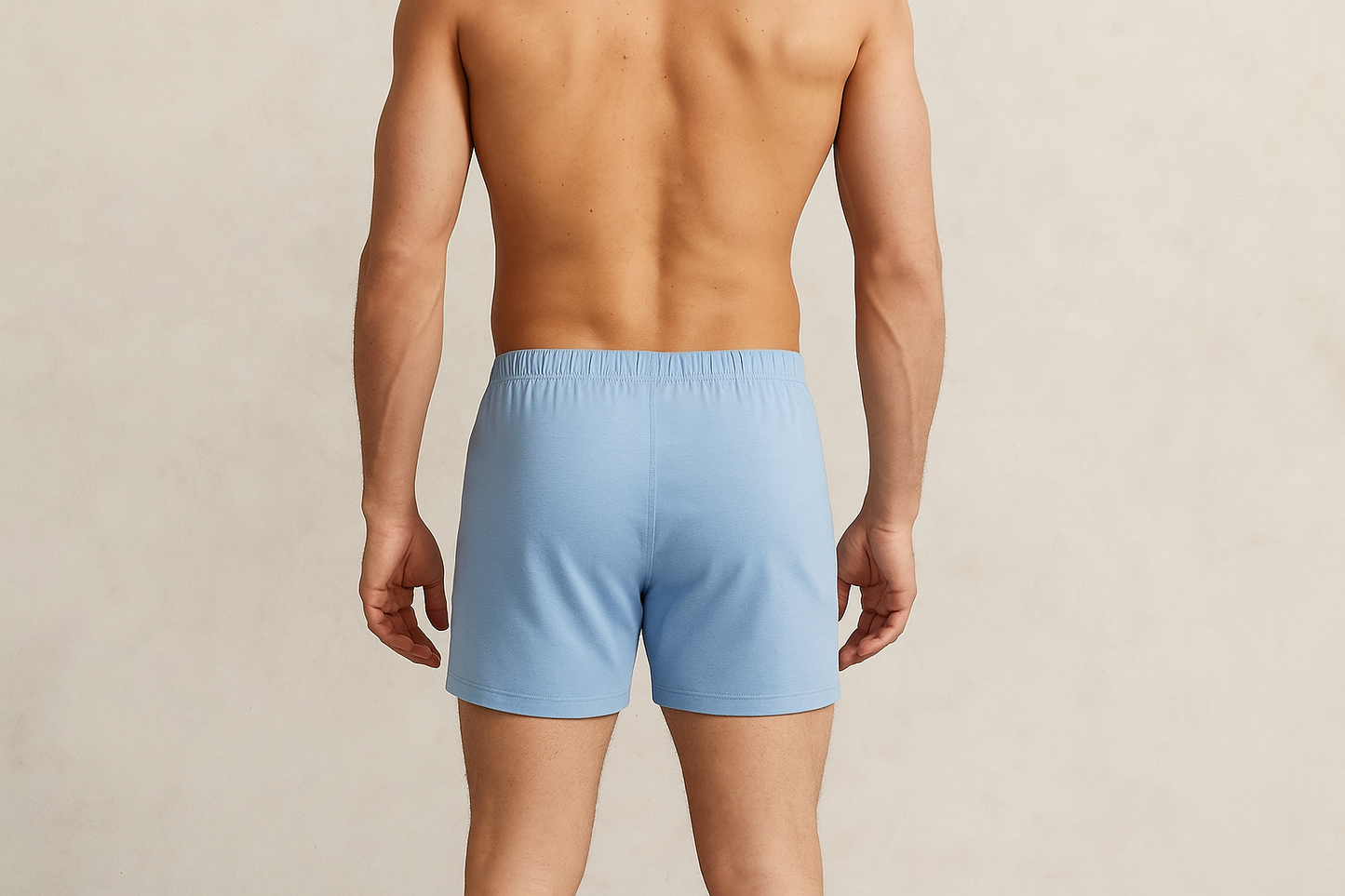 Imagen 5: Modelo atlético con boxer brief azul claro - vista trasera fondo claro