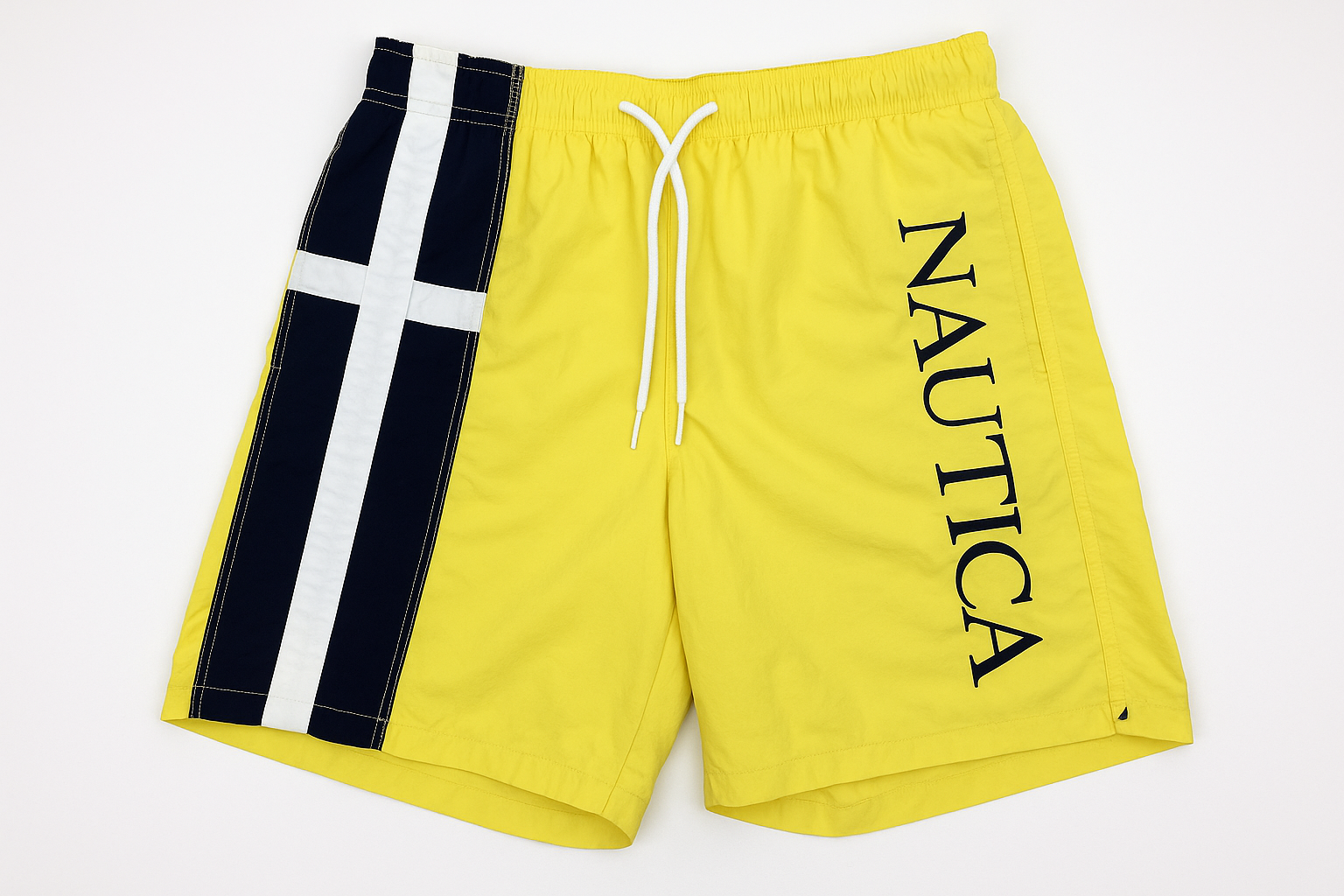 Short de baño Nautica ⚓️ color amarillo con franjas en color azul navy y  blanco y logo en color azul navy talla M