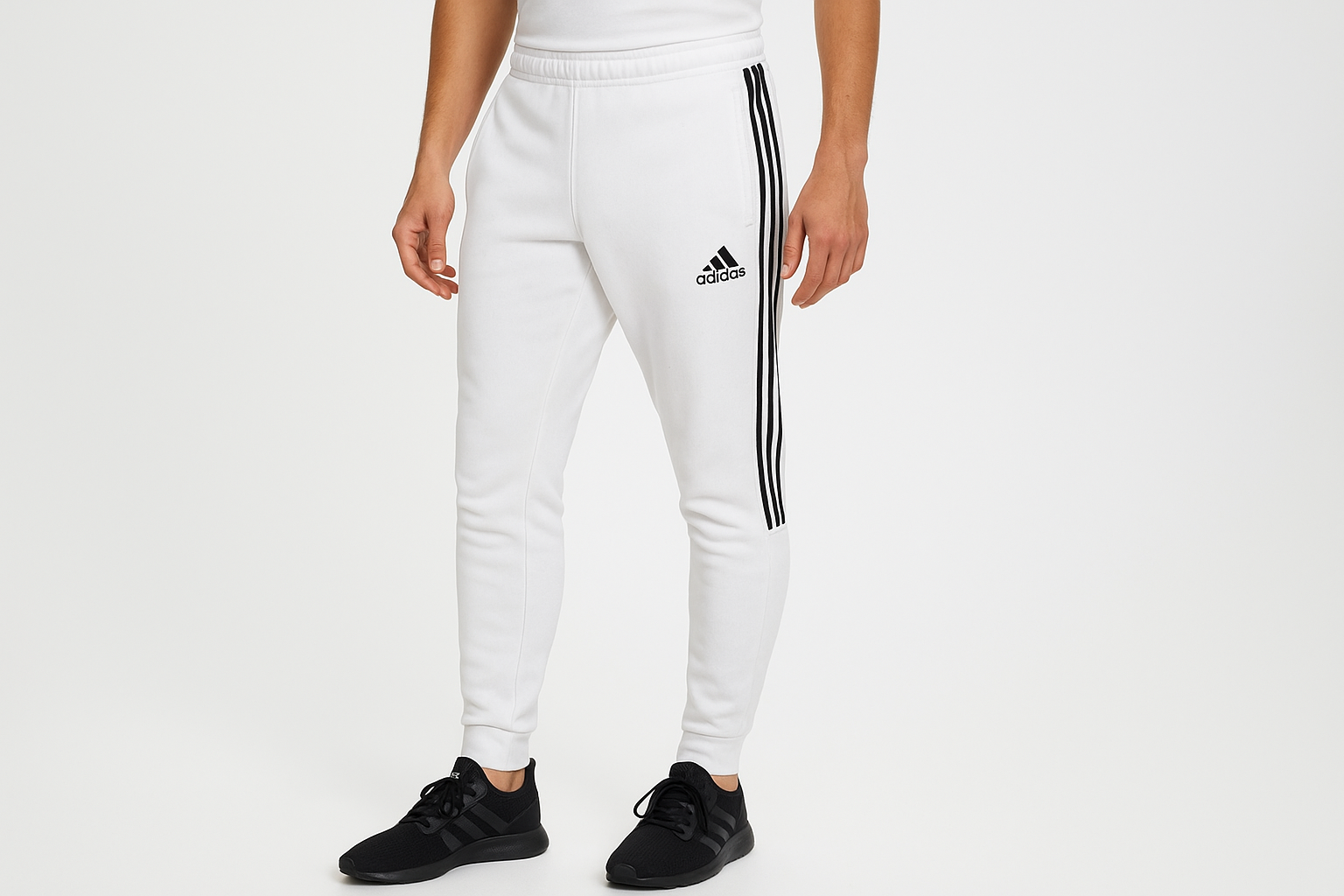 Jogger Adidas - Modelo masculino con 3 líneas desde cintura hasta la mitad
