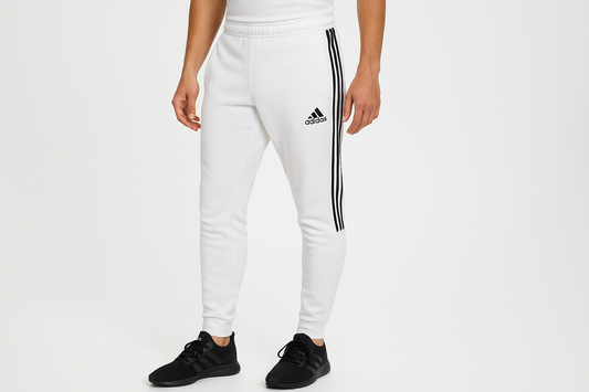 Jogger Adidas - Modelo masculino con 3 líneas desde cintura hasta la mitad