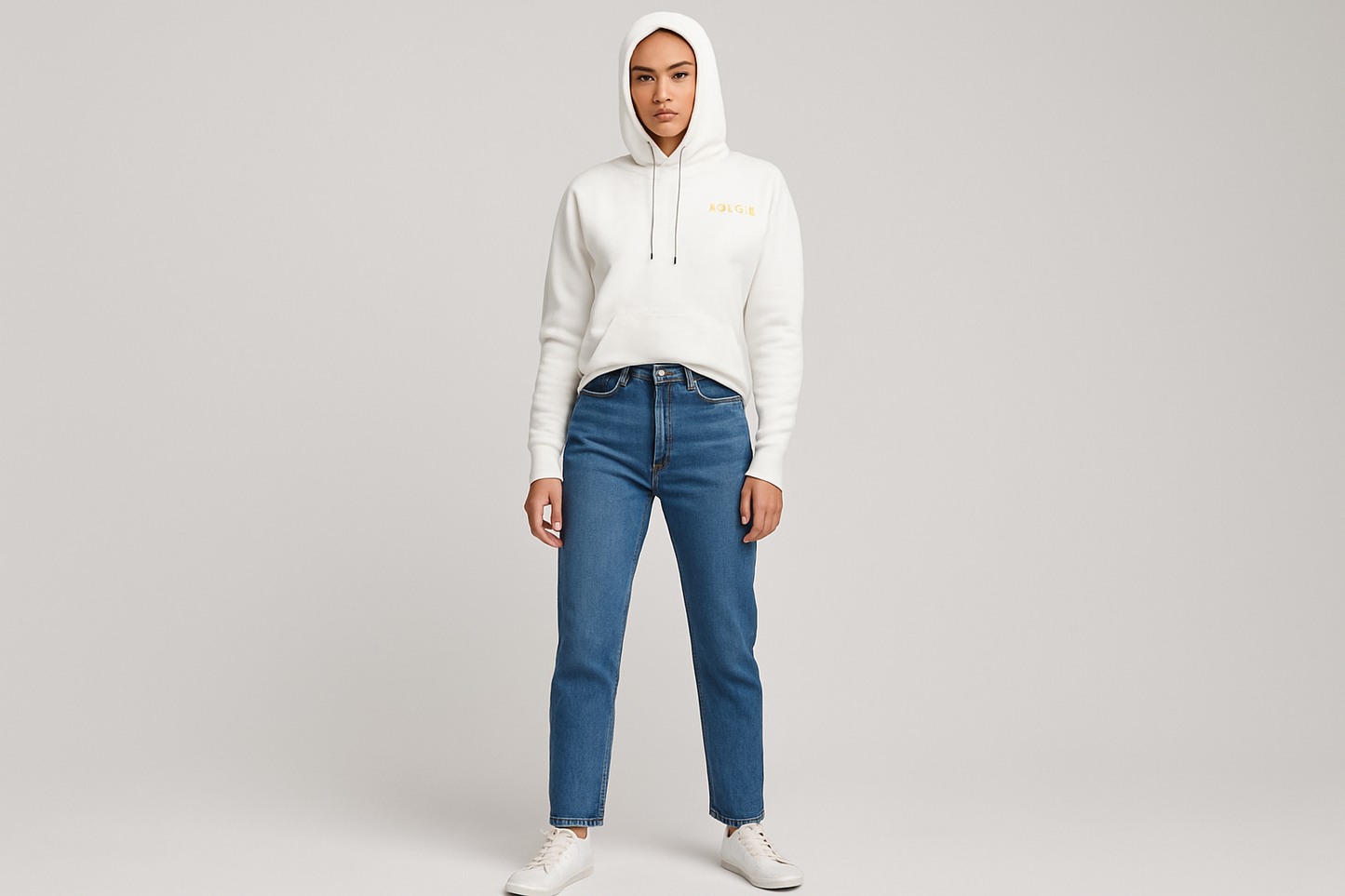 Look 1: Casual con jeans y capucha