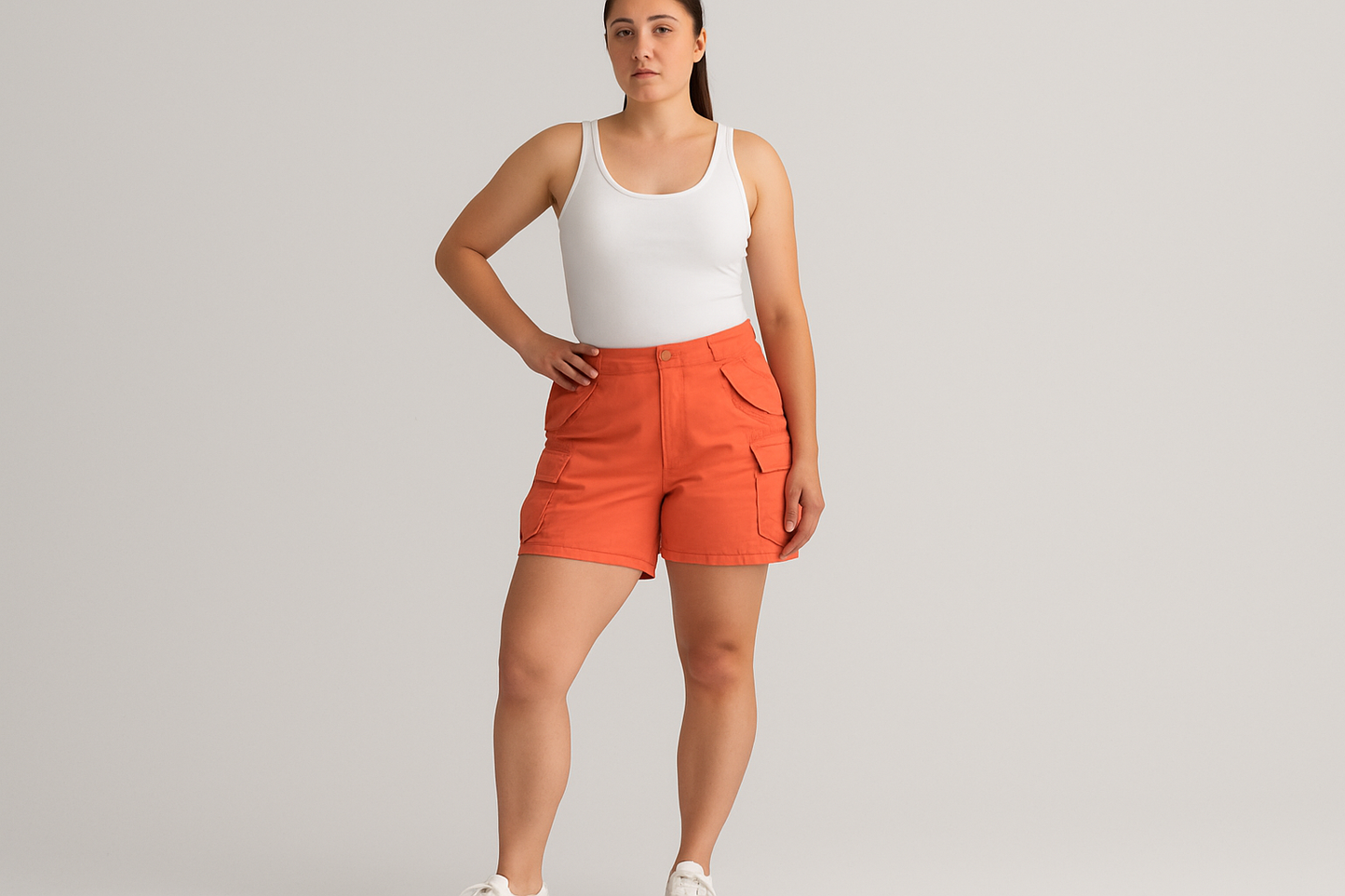 Look 1: Casual con tank top blanco