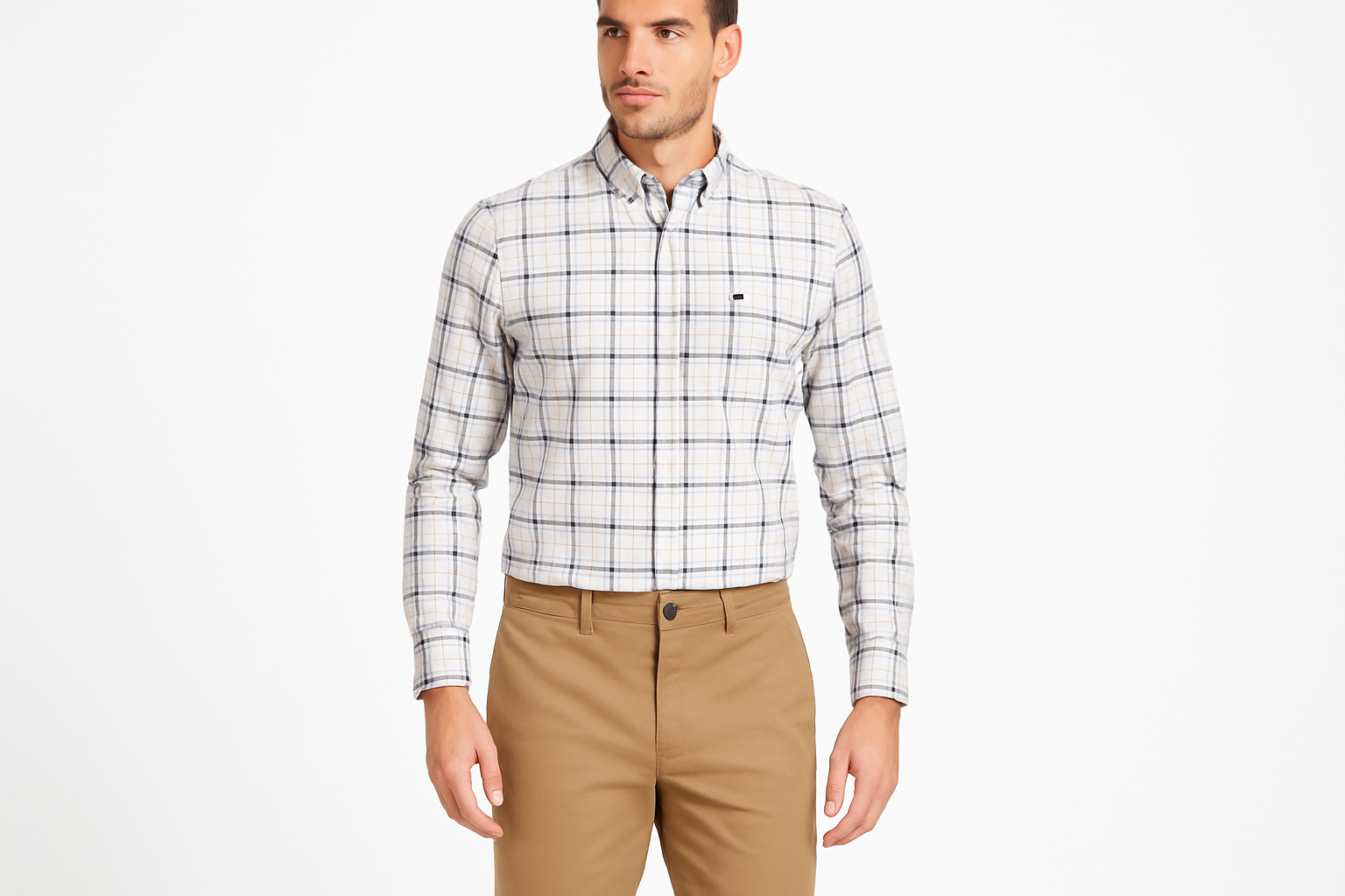 Look 1 - Con pantalón chino caqui