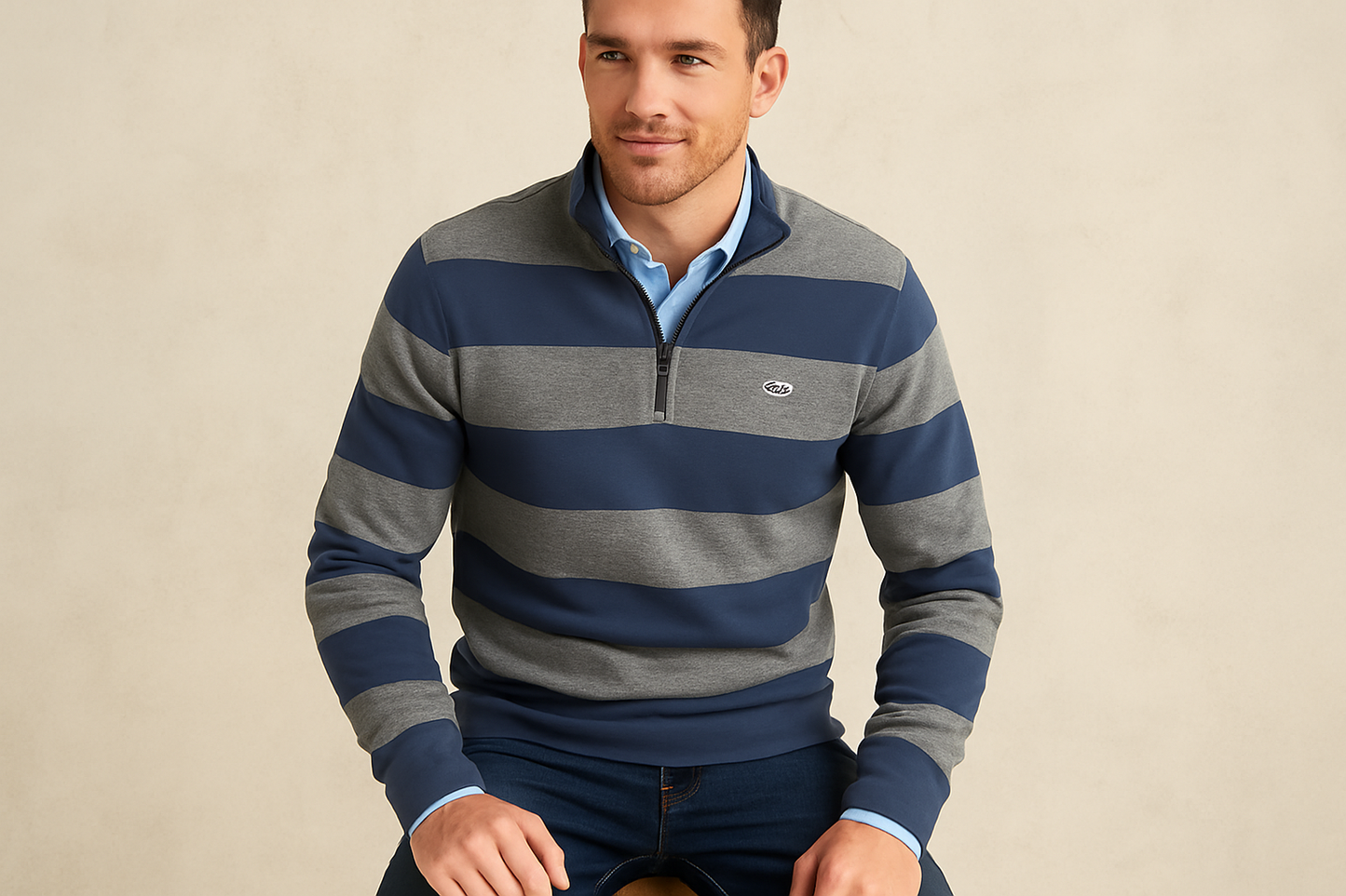 Look 2 - Con camisa azul claro por dentro, pose sentado