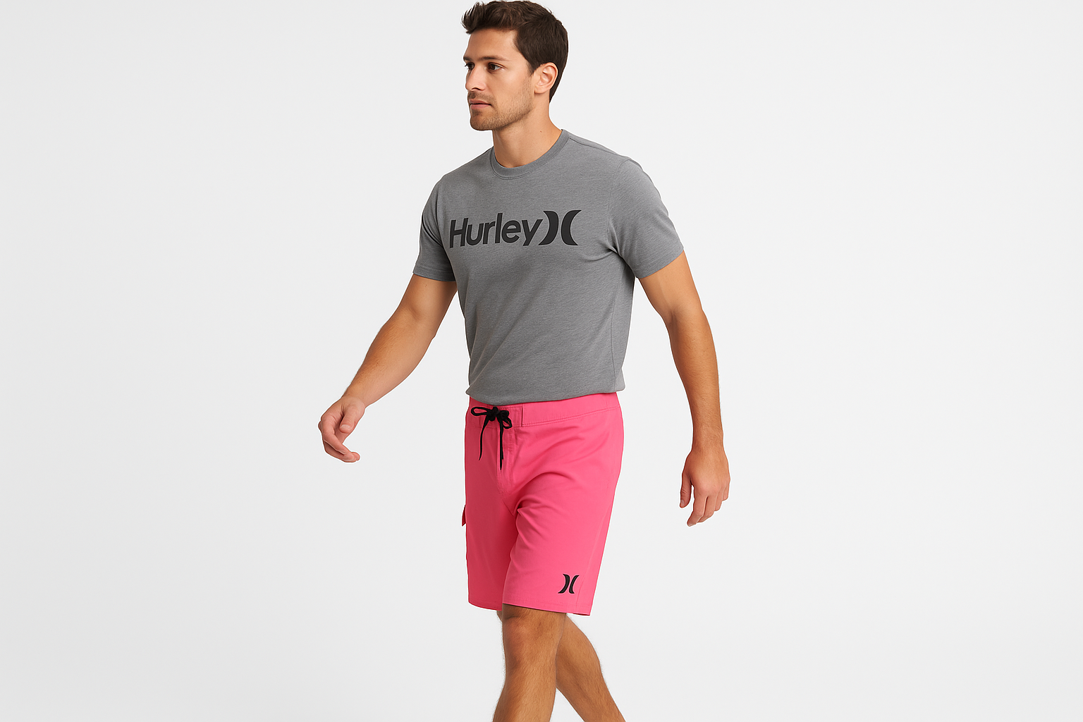 Look 2 - Con camiseta Hurley gris con gráfico, pose caminando