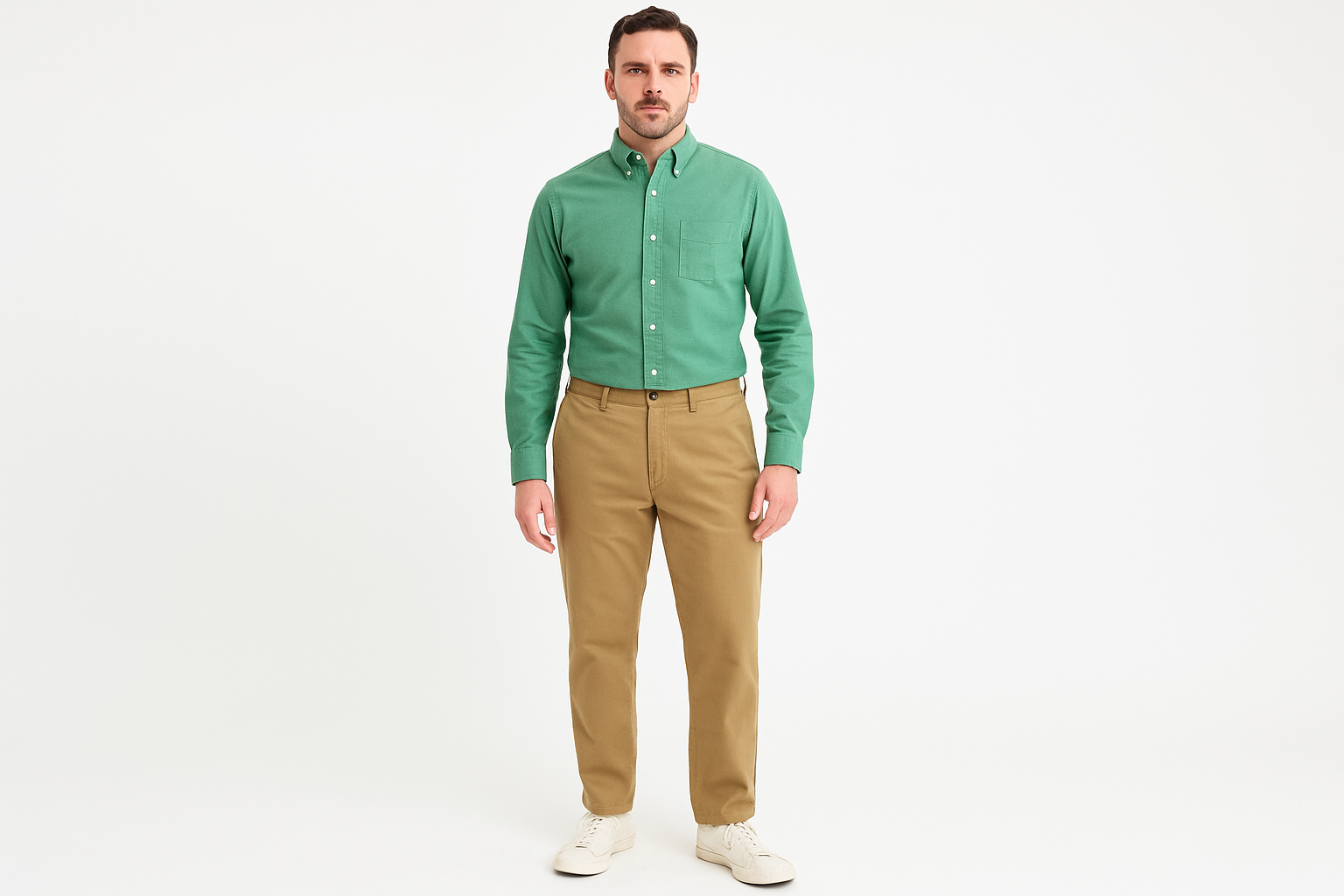 Look 2 - Smart casual con chinos khaki y sneakers