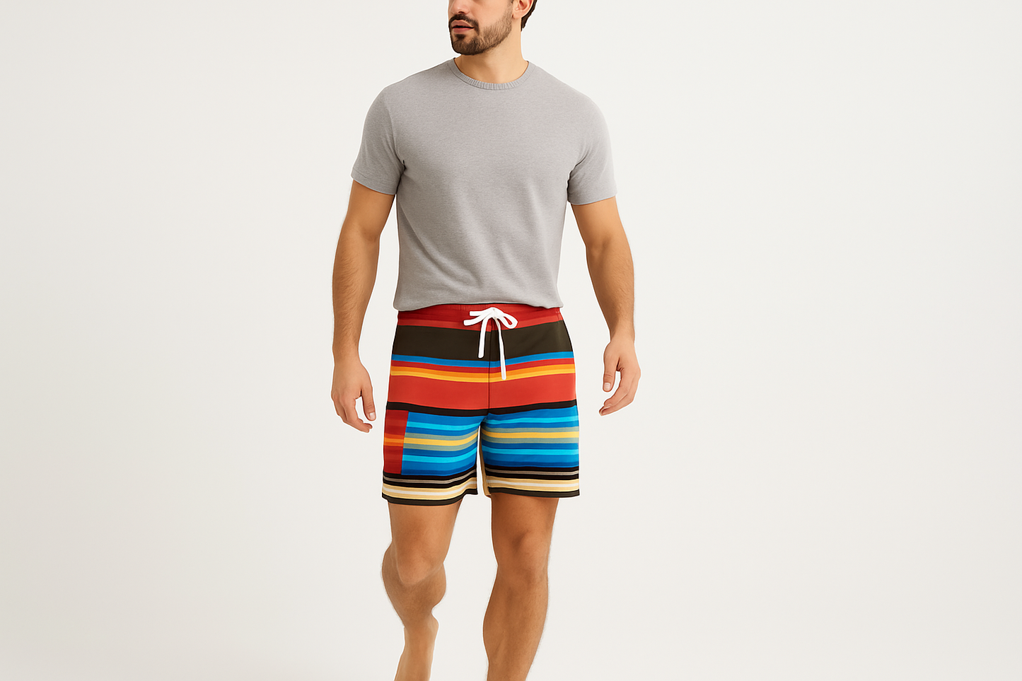 Look 3 - Con camiseta gris de cuello redondo, pose caminando