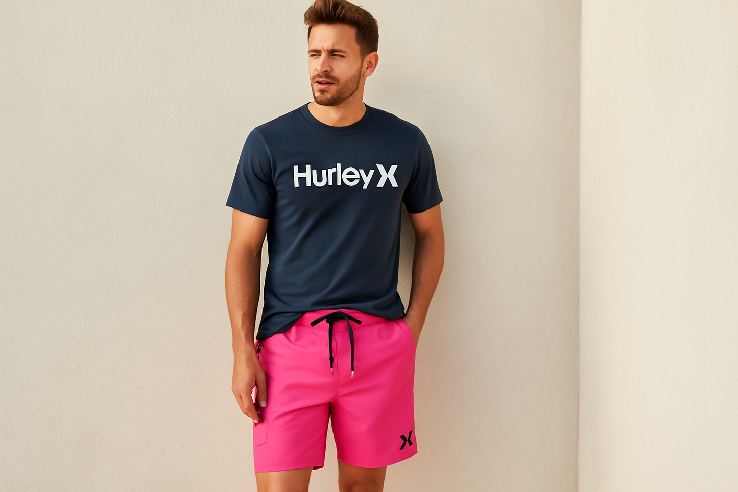 Look 3 - Con camiseta Hurley azul marino surf, pose apoyado