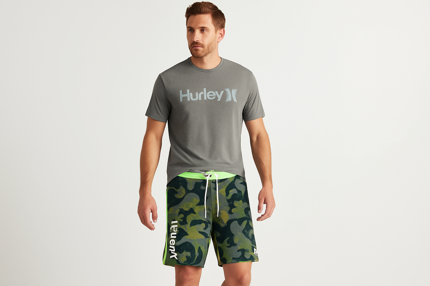 Look 3 - Con camiseta Hurley gris con gráfico, pose caminando