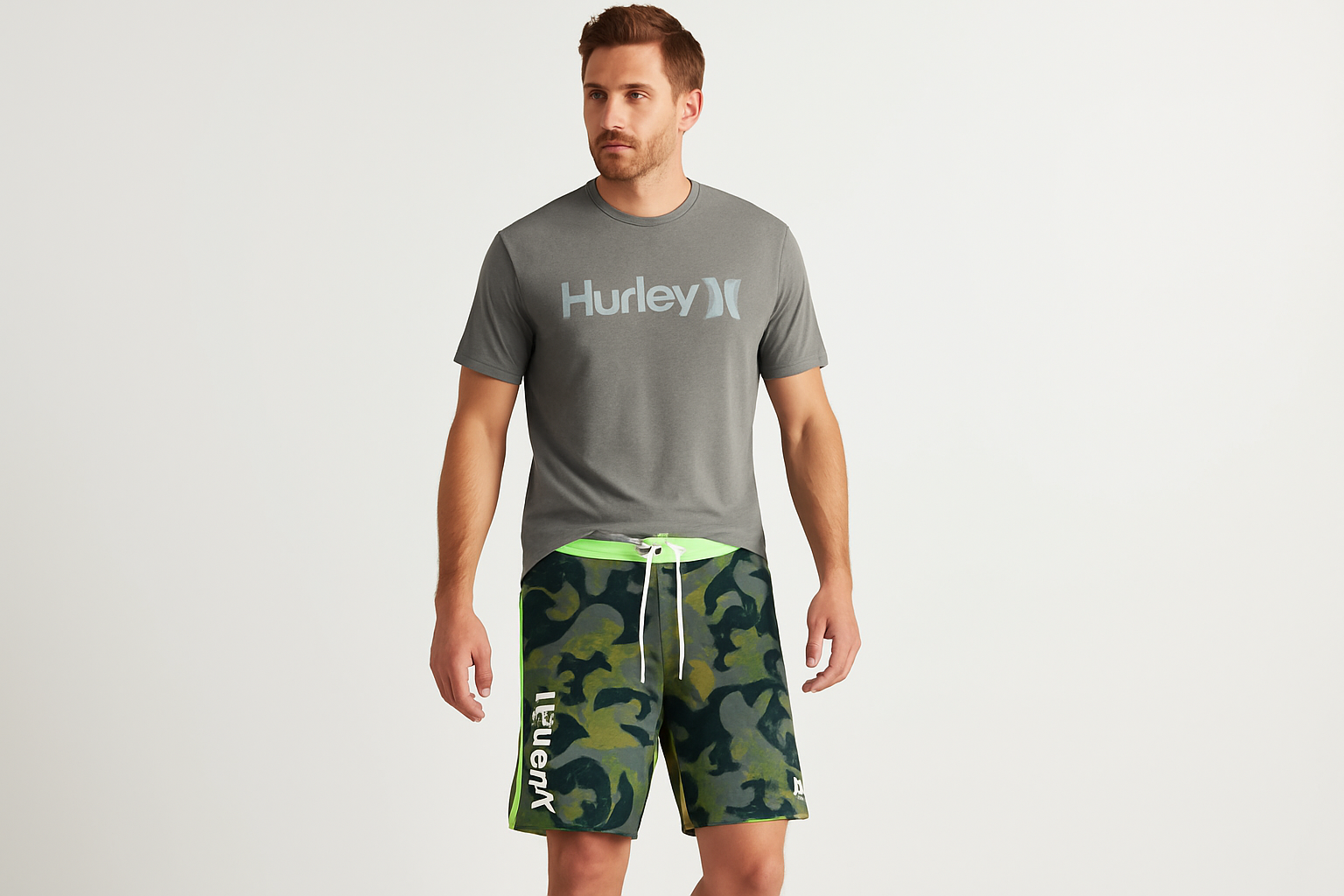 Look 3 - Con camiseta Hurley gris con gráfico, pose caminando