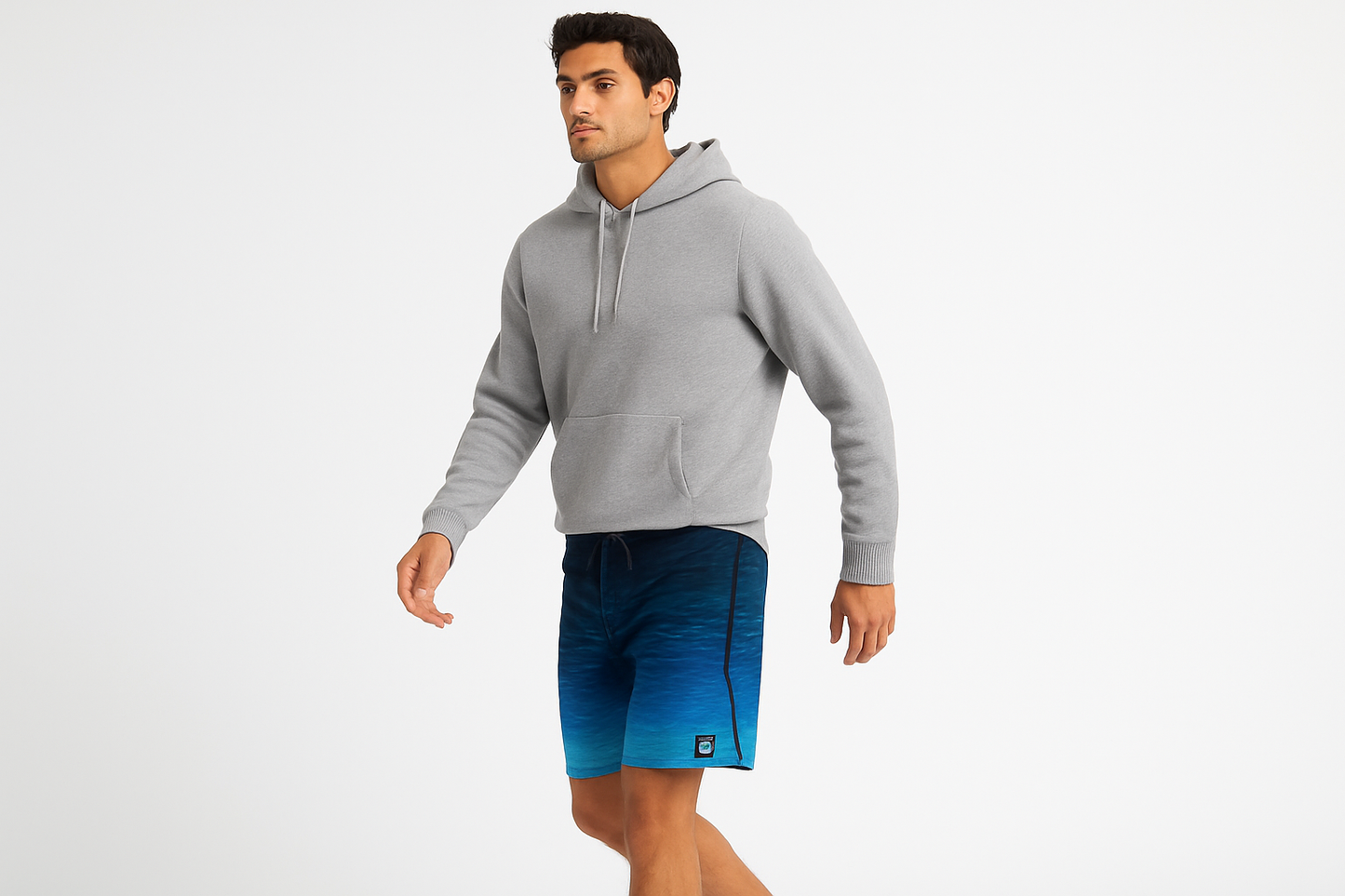 Look 3 - Con hoodie gris, pose caminando