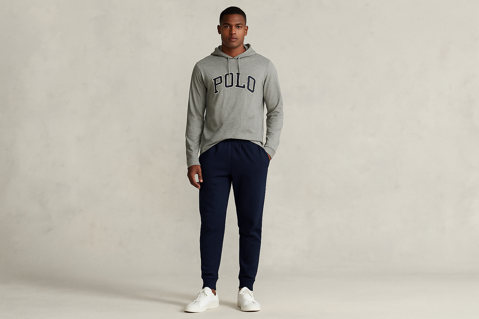 Look 3: Hoodie Polo con joggers azul marino - Estilo athleisure