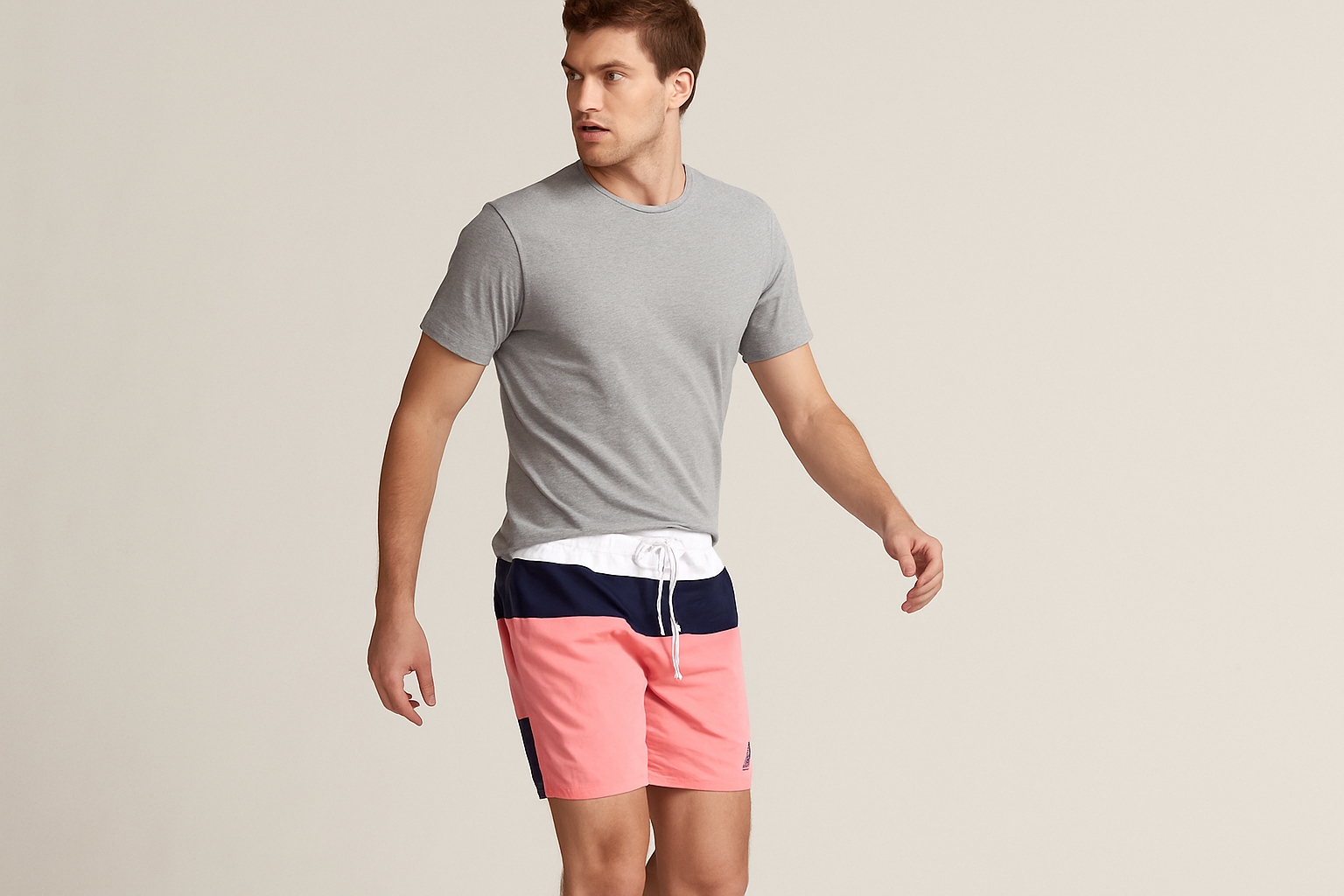 Look 4 - Camiseta gris caminando