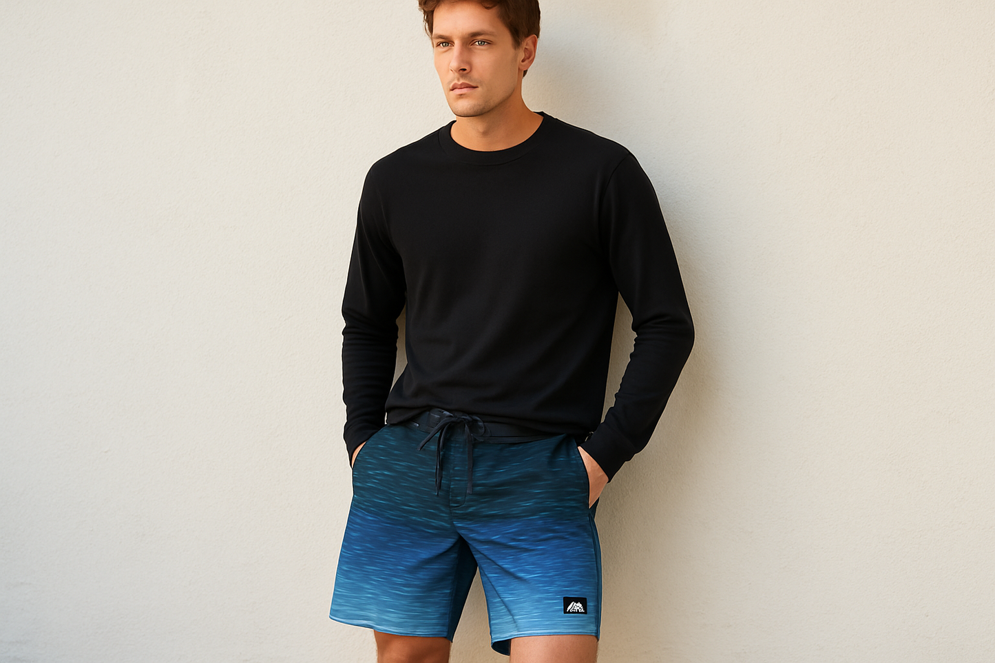 Look 4 - Con camisa manga larga negra, pose apoyado