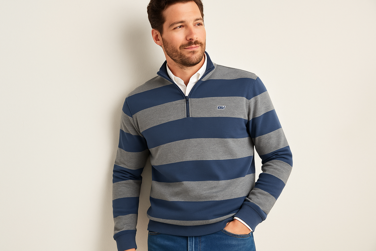 Look 4 - Con camisa oxford blanca por dentro, pose apoyado