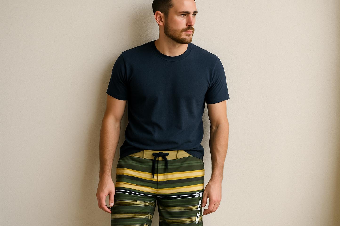 Look 4 - Con camiseta azul marino de cuello redondo, pose apoyado