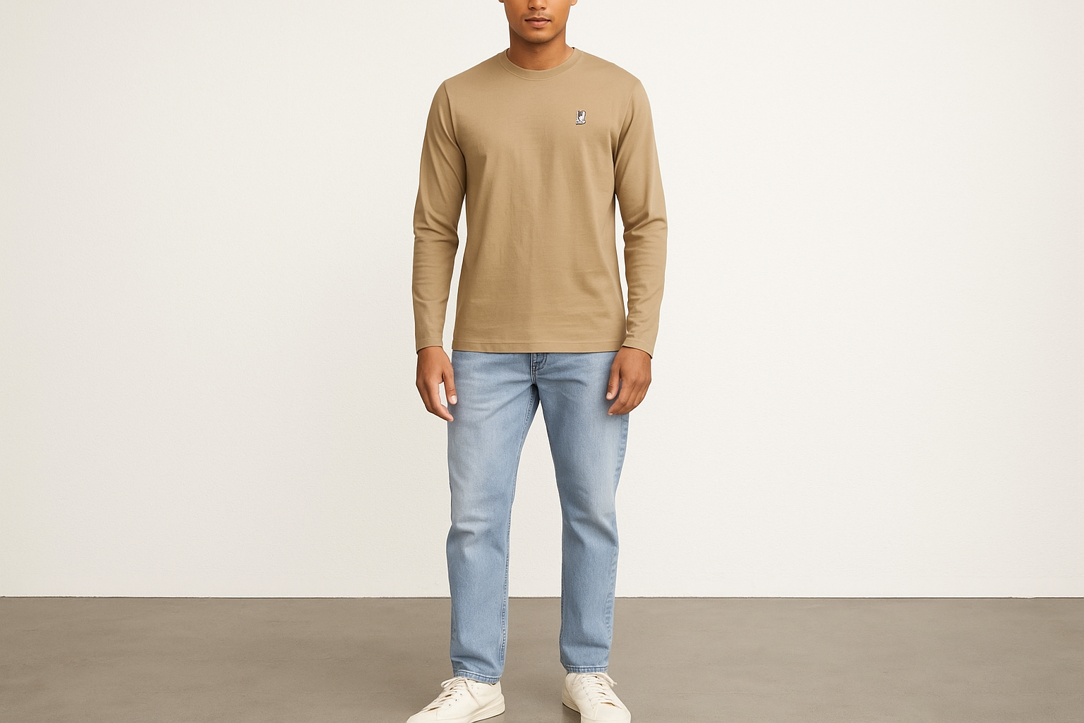 Look 5: Camiseta Psycho Bunny beige con jeans claros - Estilo weekend casual