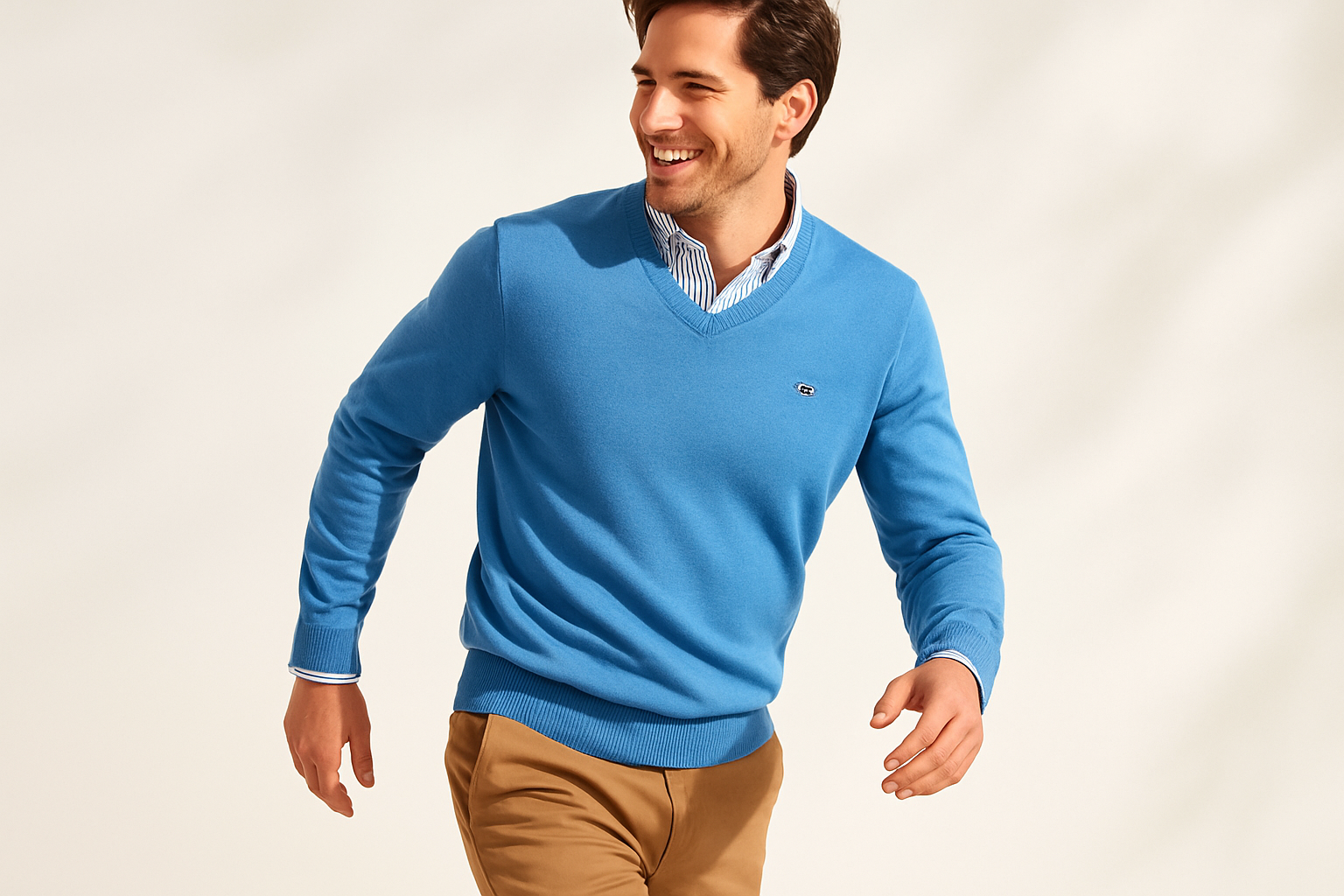 Look 5 - Con camisa a rayas por debajo, pose dinámica