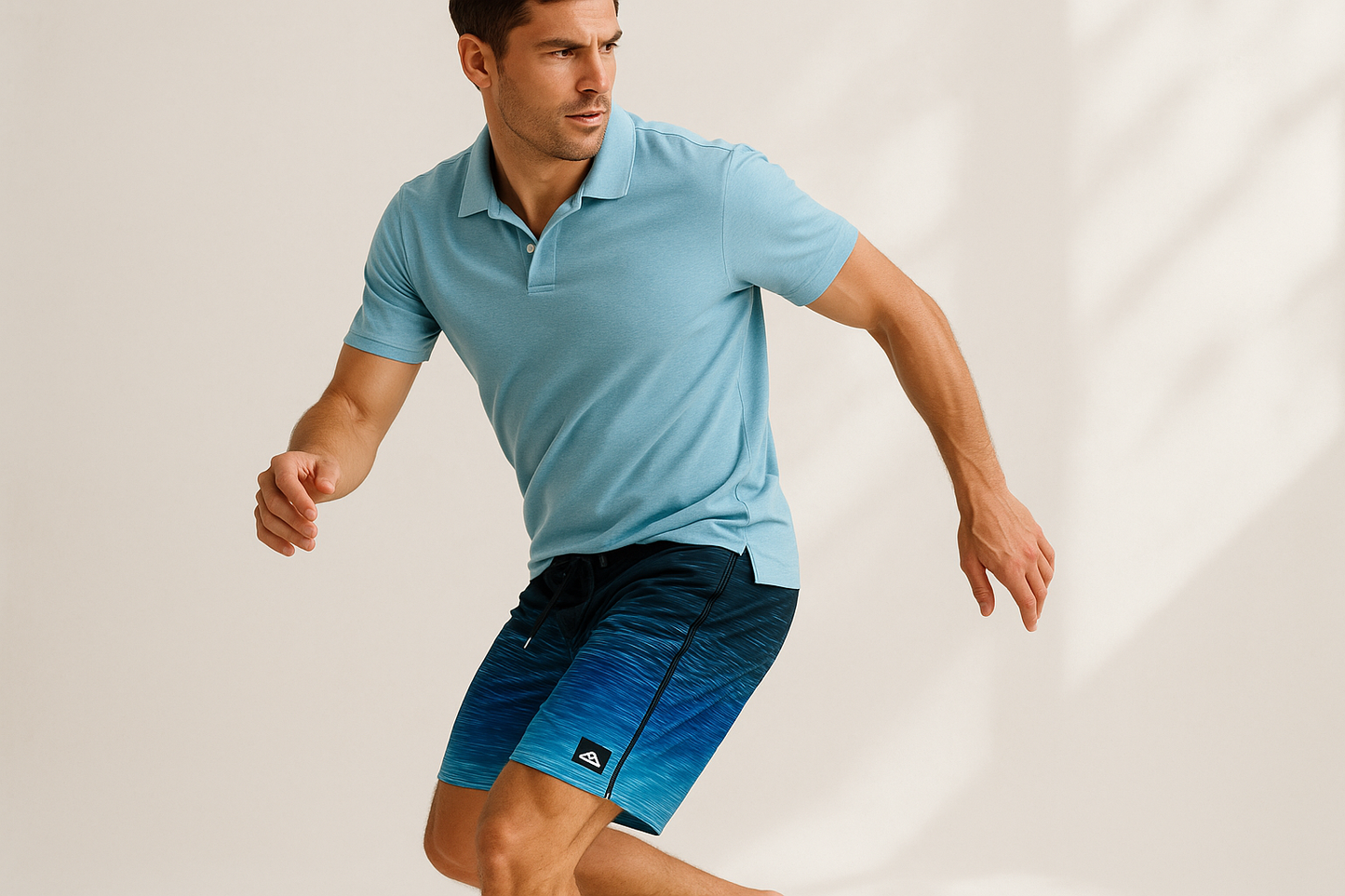 Look 5 - Con polo azul claro, pose dinámica