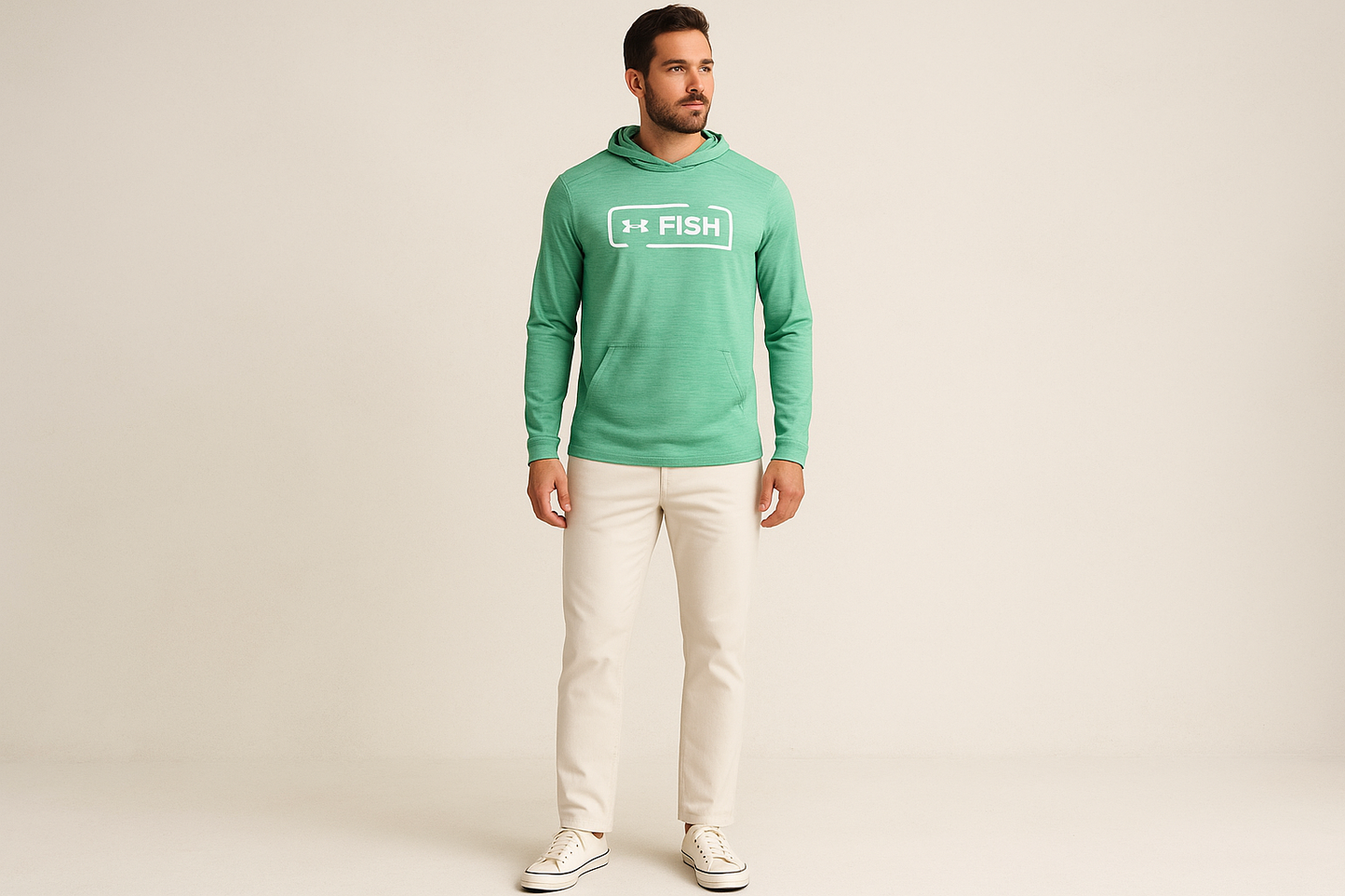 Look 5: Hoodie Under Armour Fish con chinos blancos - Estilo weekend casual