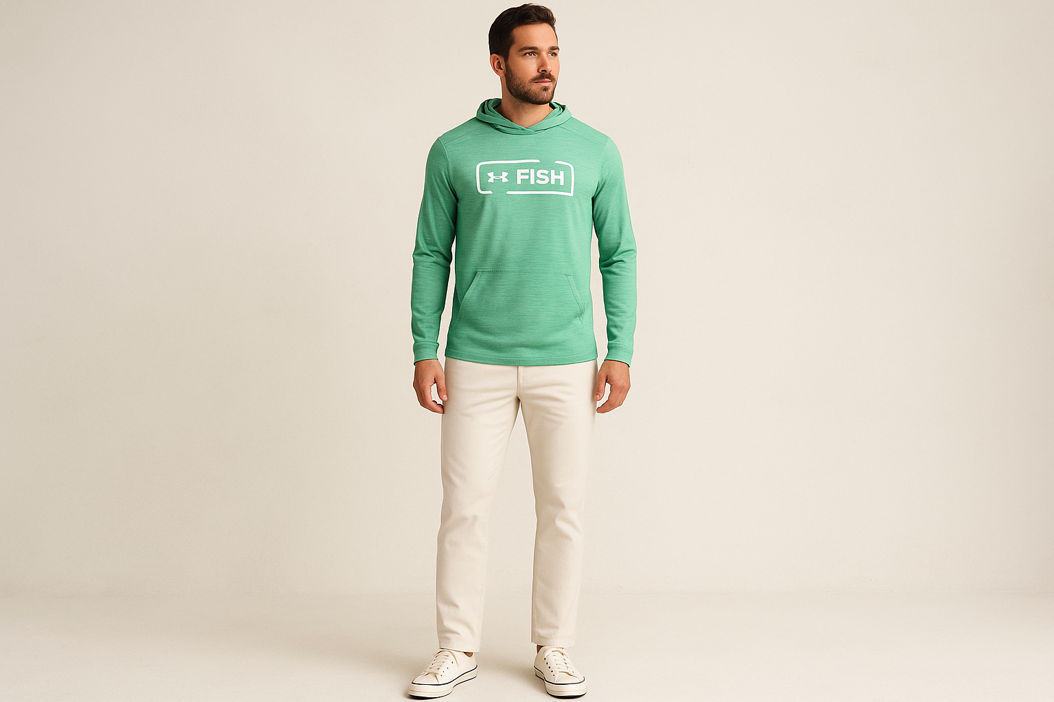 Look 5: Hoodie Under Armour Fish con chinos blancos - Estilo weekend casual