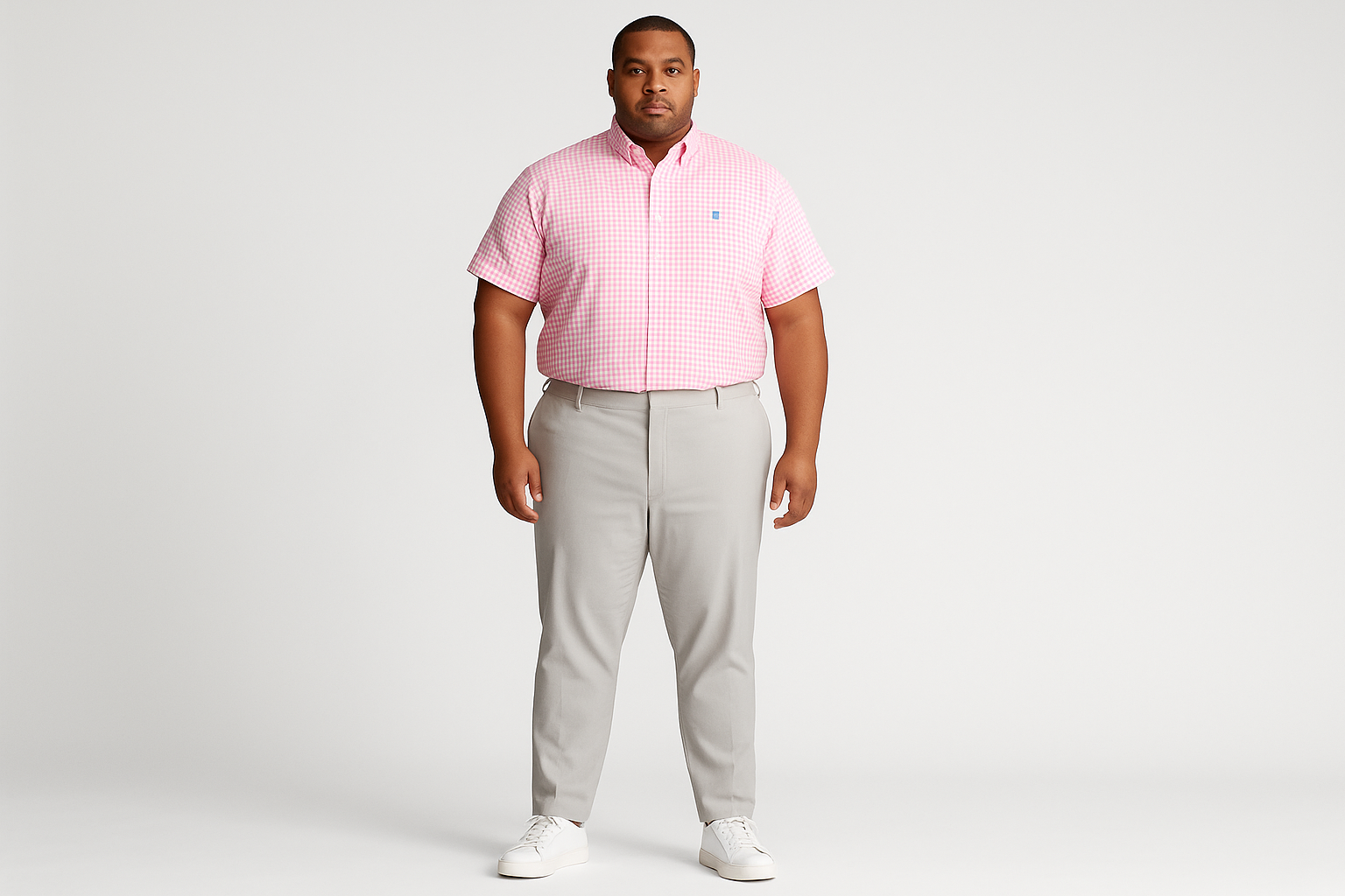 Look business casual - pantalones grises y sneakers elegantes