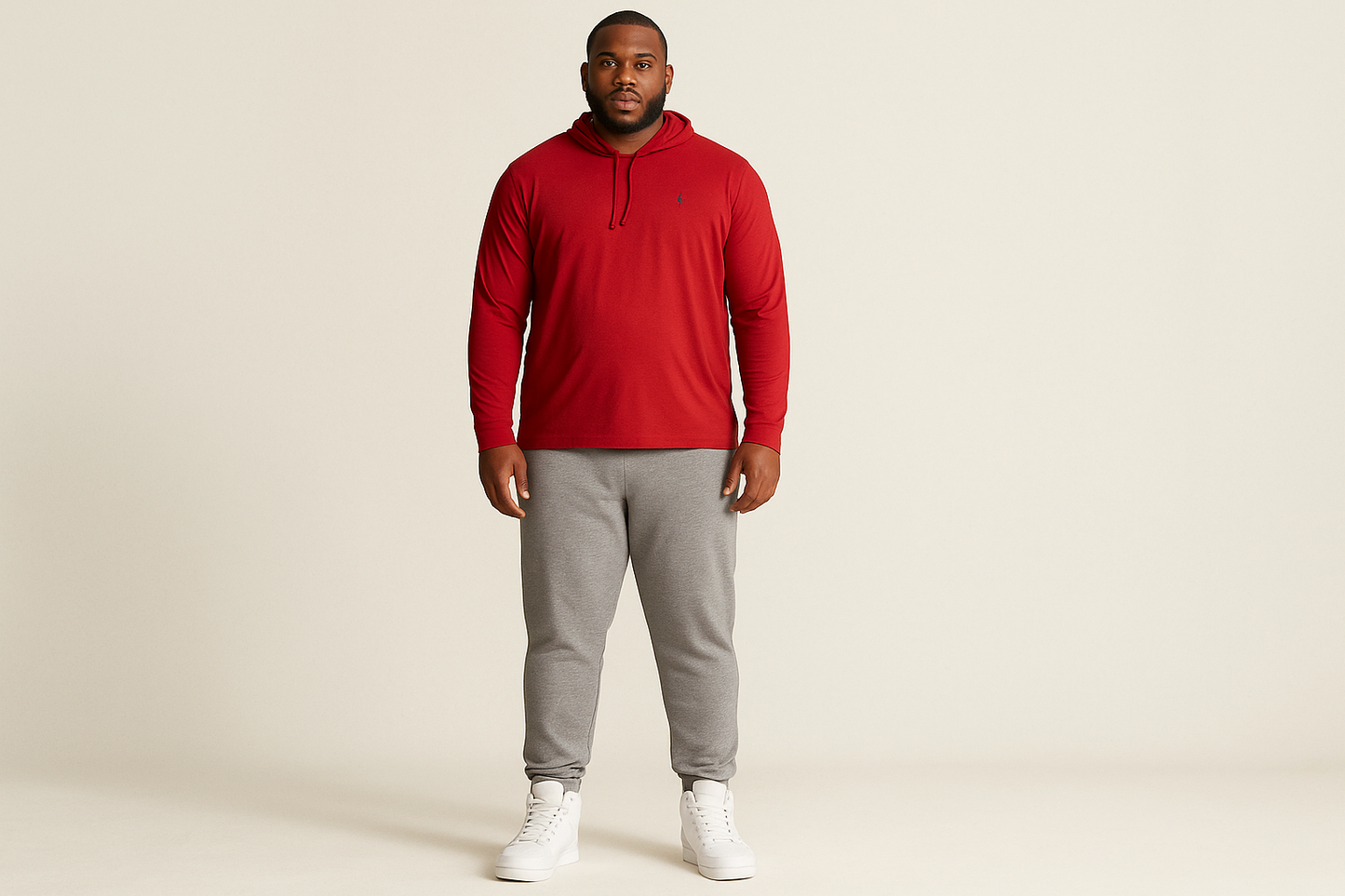 Look casual cómodo con joggers grises y logo azul navy