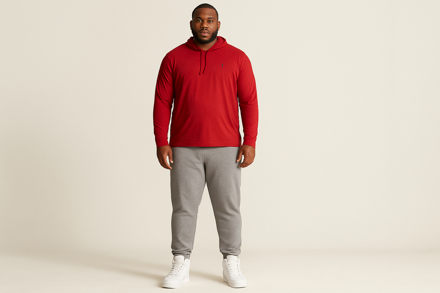 Look casual cómodo con joggers grises y logo azul navy