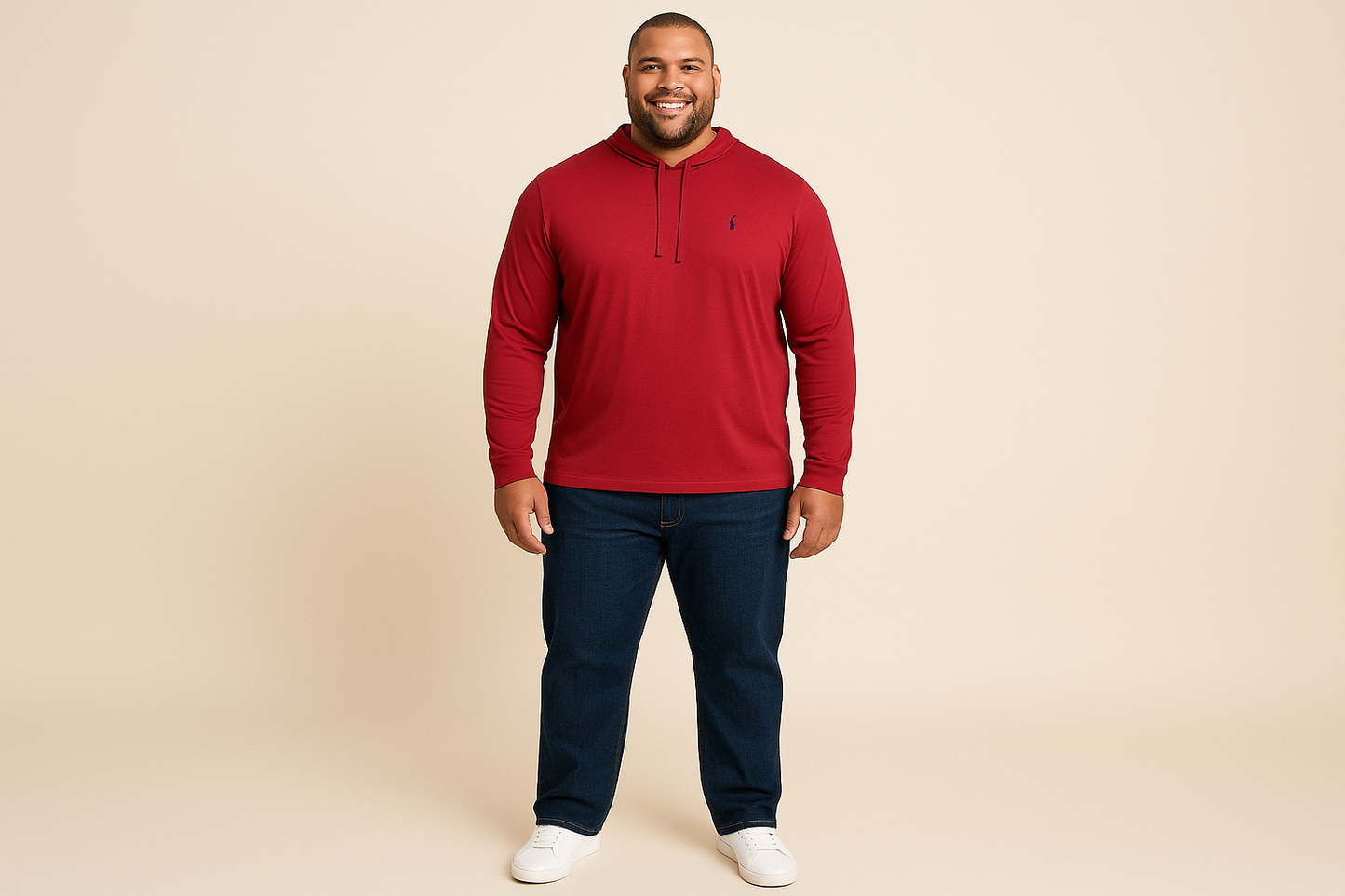 Look casual con jeans azul oscuro y logo azul navy