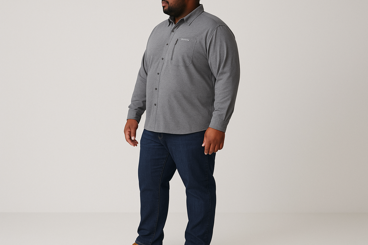 Look casual con jeans azul oscuro y zapatos marrones