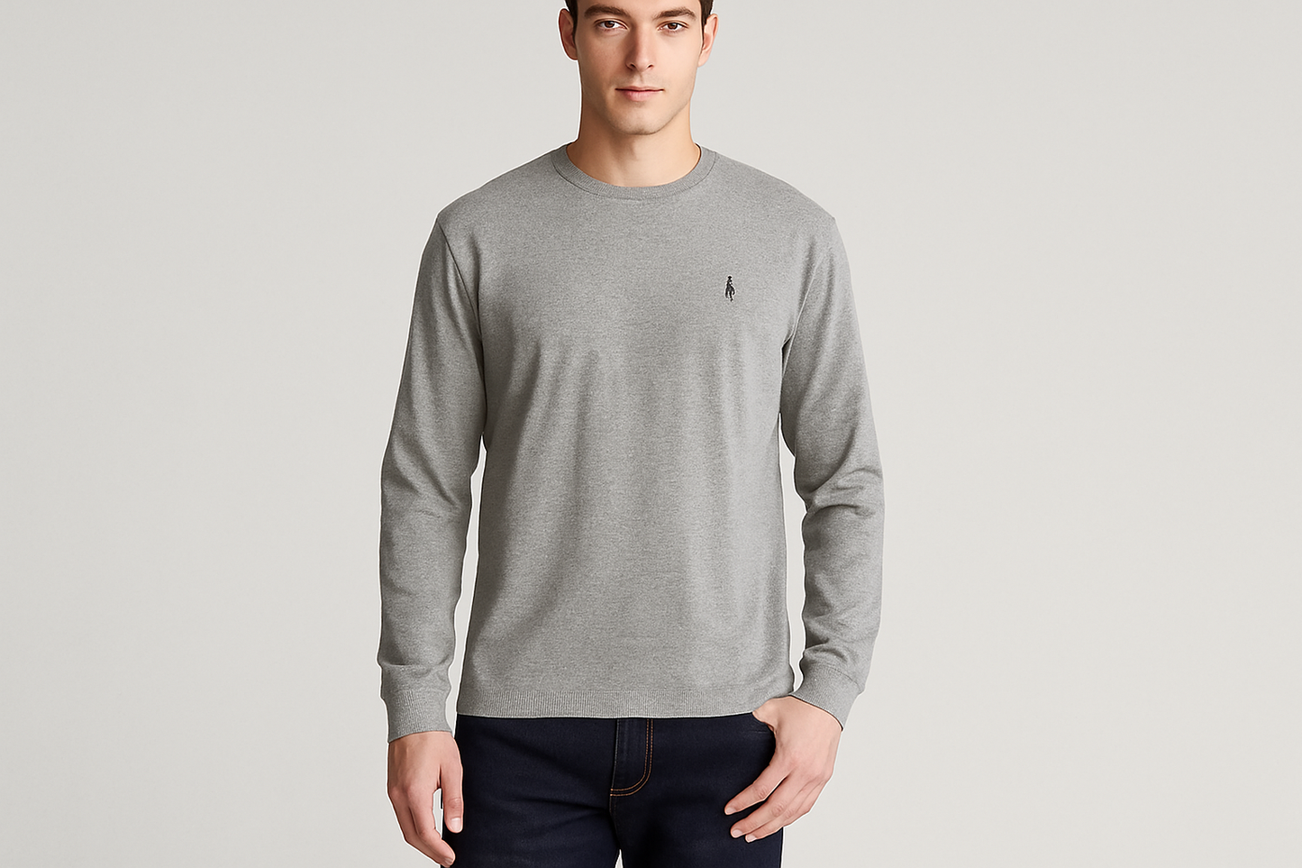 Look casual con jeans oscuros