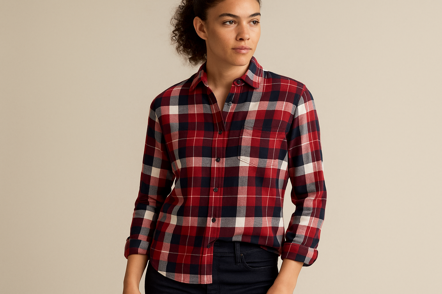 Look casual con jeans oscuros