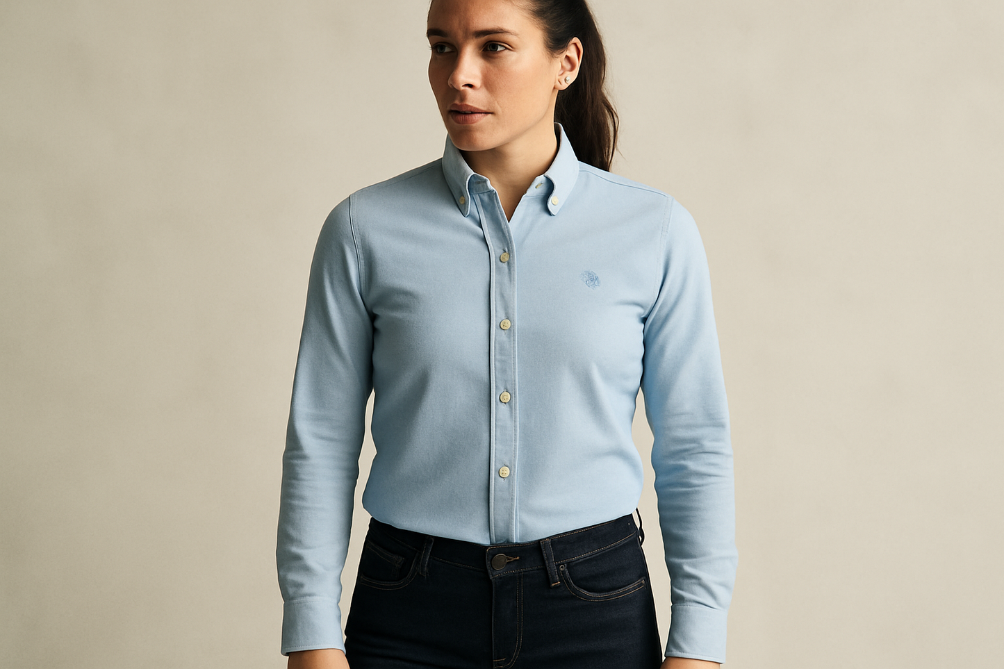 Look casual con jeans oscuros