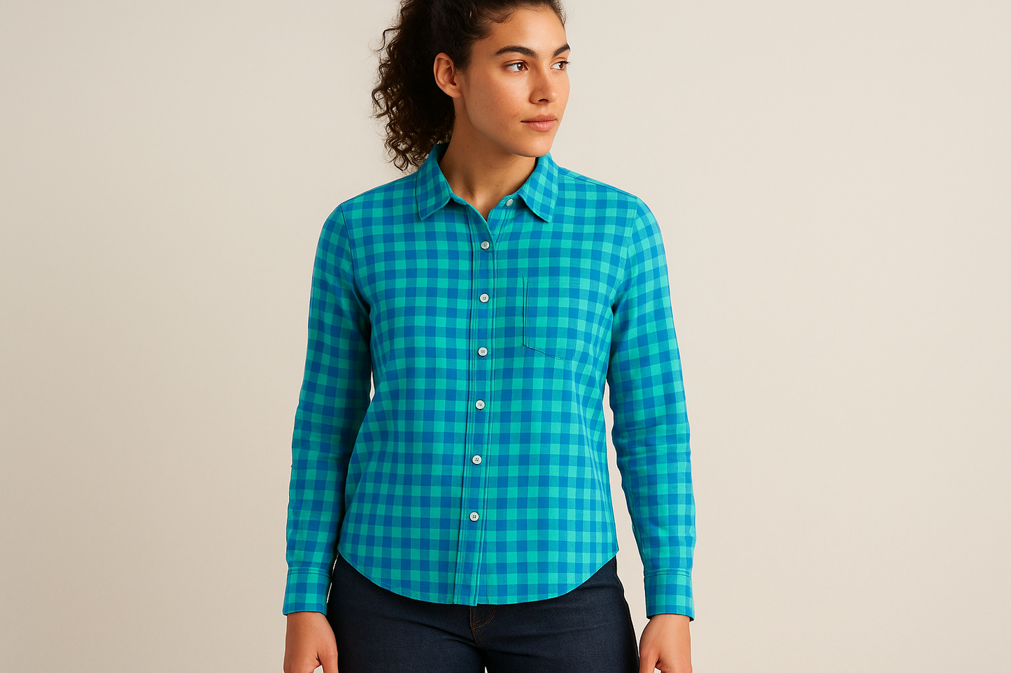 Look casual con jeans oscuros