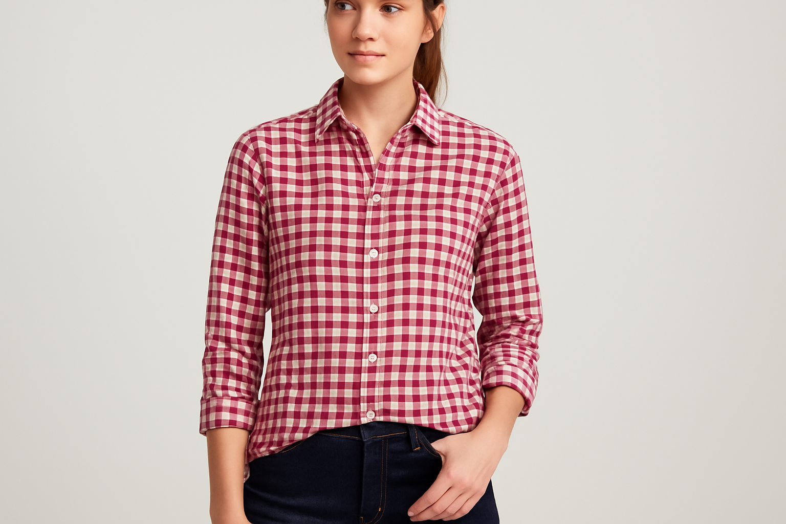 Look casual con jeans oscuros