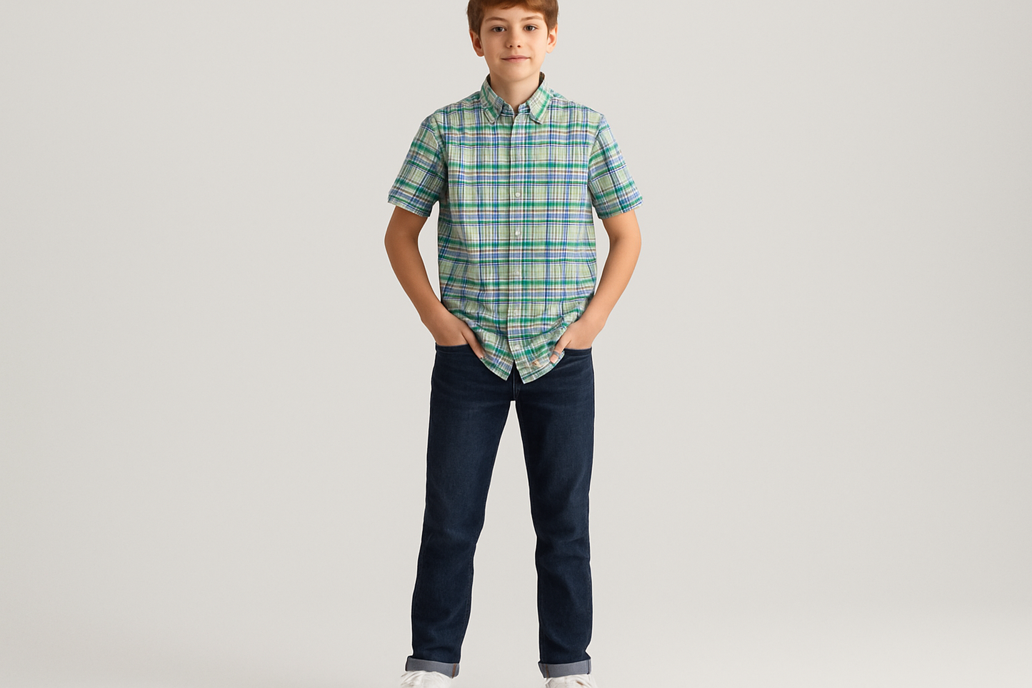 Look casual con jeans oscuros