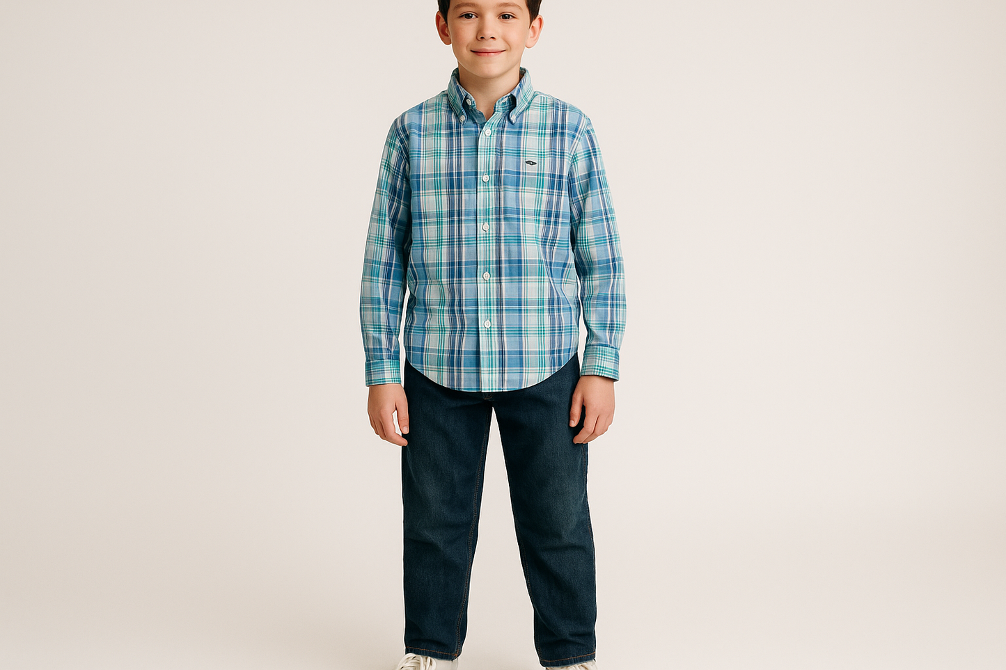 Look casual con jeans oscuros