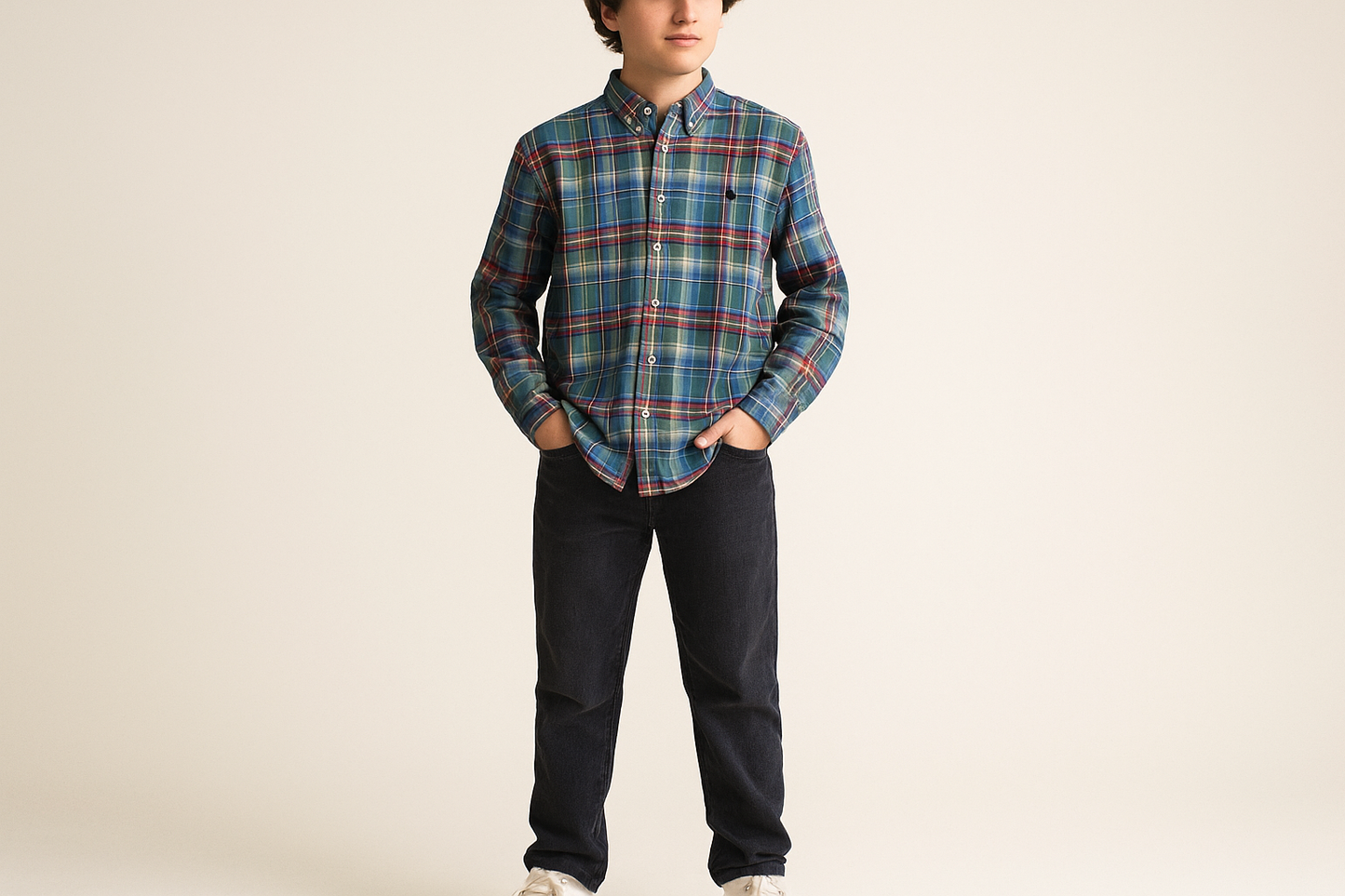 Look casual con jeans oscuros