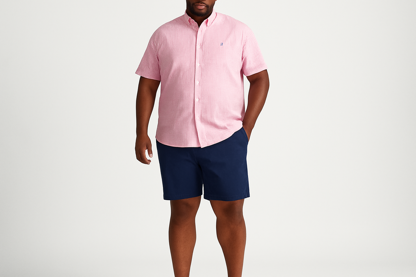 Look casual de verano - shorts navy y sneakers blancos